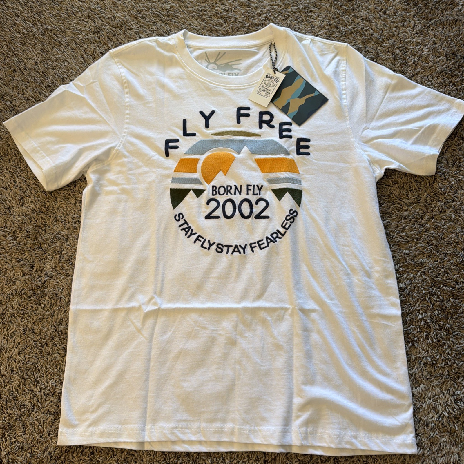 Born Fly Men’s “Fly Free” graphic t-shirt featuring a mountain scene Size Large