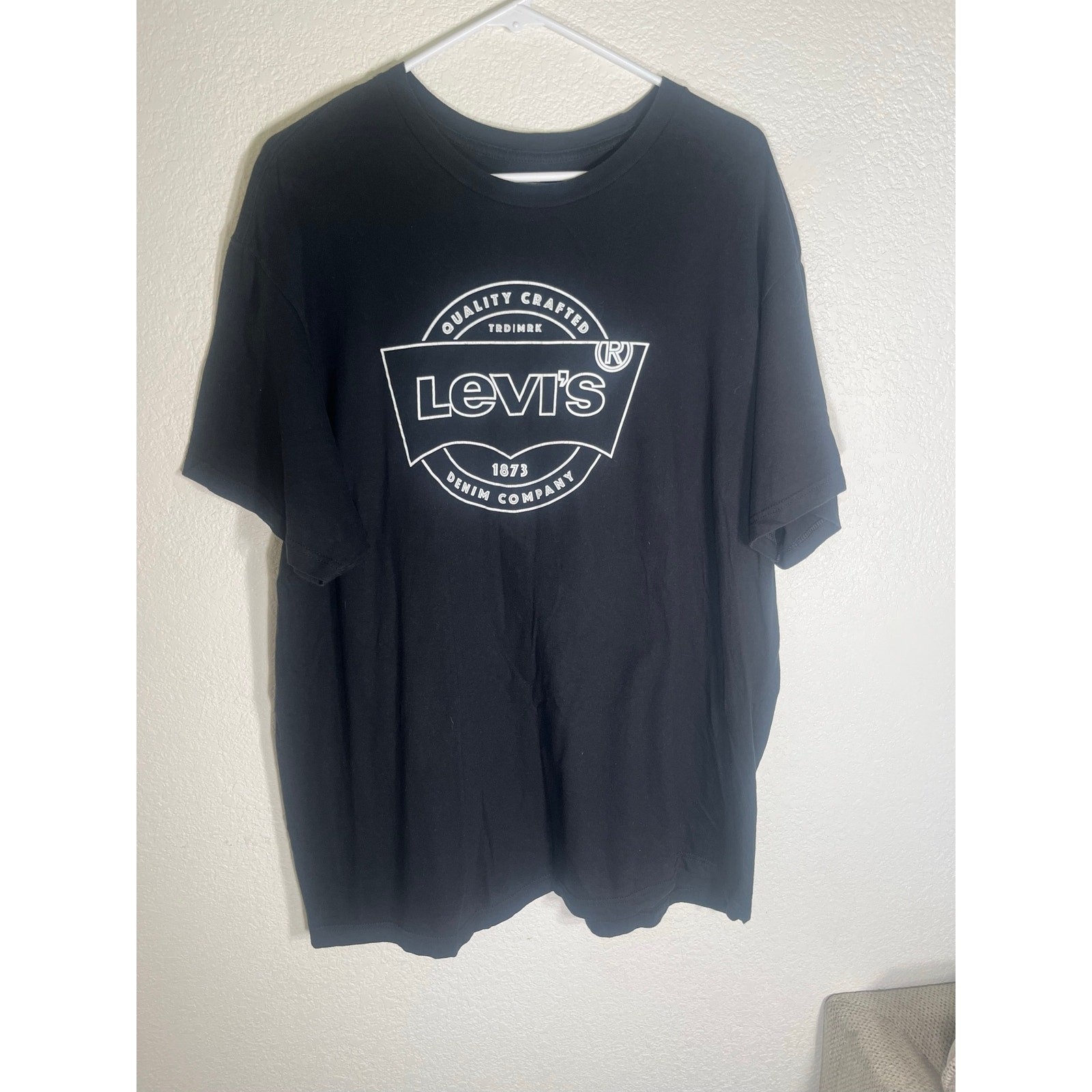 Levi’s XXL mens black T-shirt w/graphic design-used good