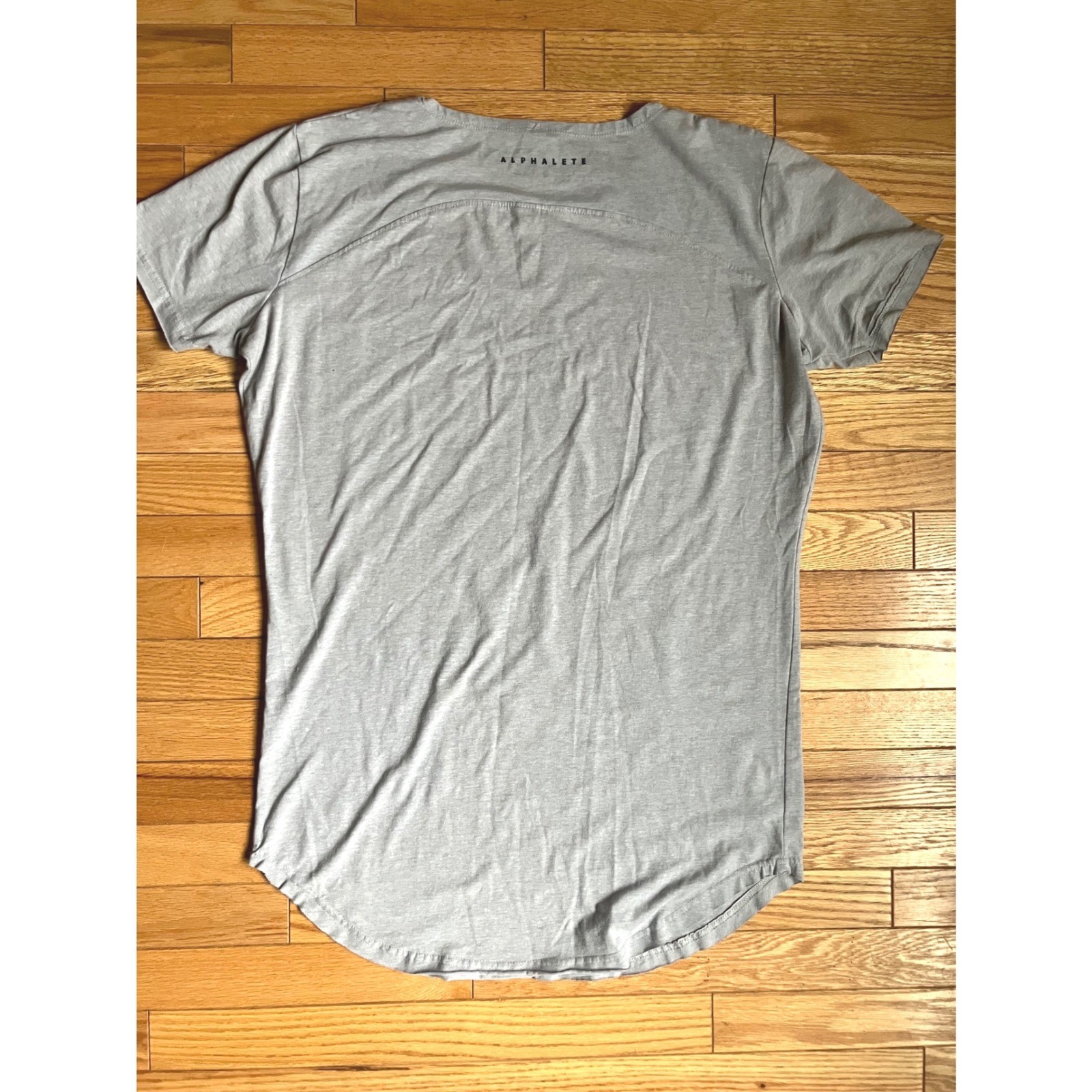 Alphalete Mens Scoop Neck Curved Scallop Hem T-Shirt Heather Grey Large