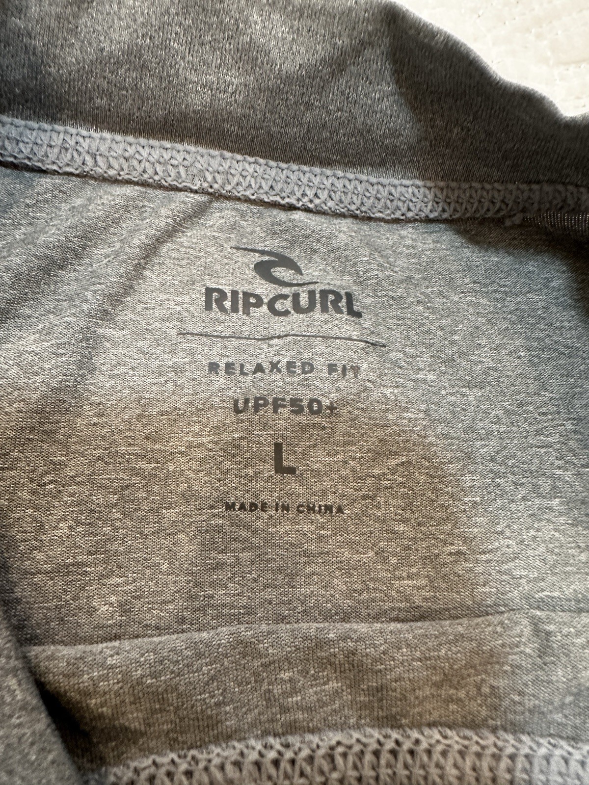 Rip Curl Men’s Large Gray Surf Ocean Beach Relaxed Fit Rashguard UPF 50+