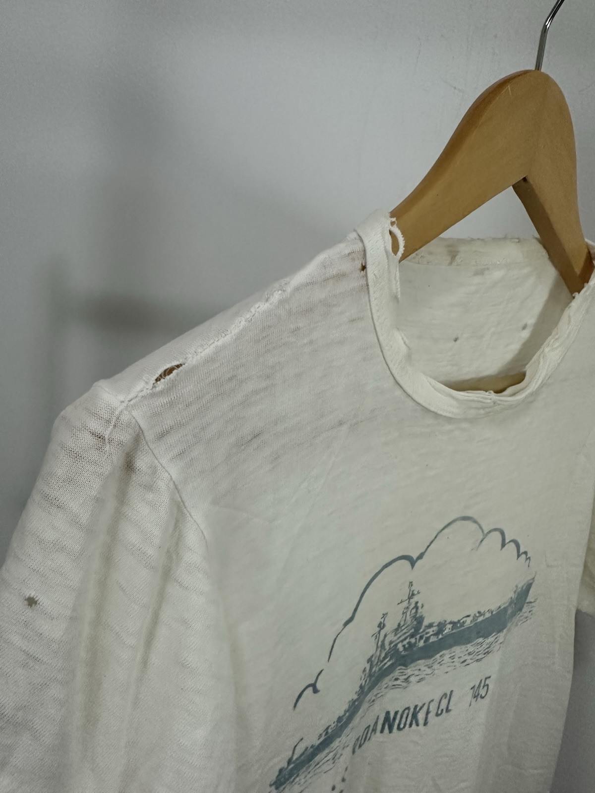 VTG 40s 50s USS Roanoke CL 145 USN Crew Military Issued Thrashed Worn T-Shirt M