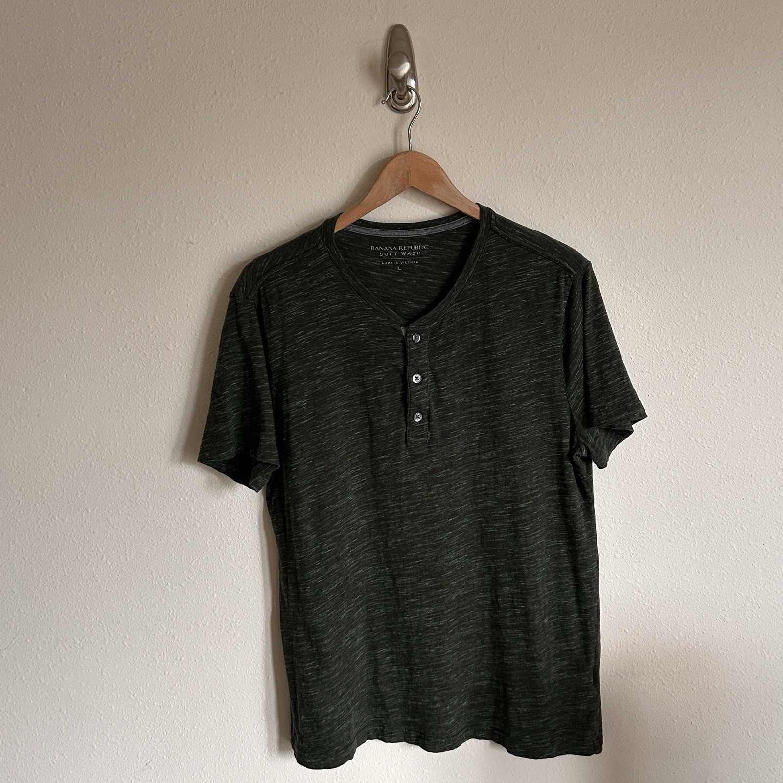 Banana Republic Soft Wash Men’s L Forest Green Heathered Henley T-Shirt