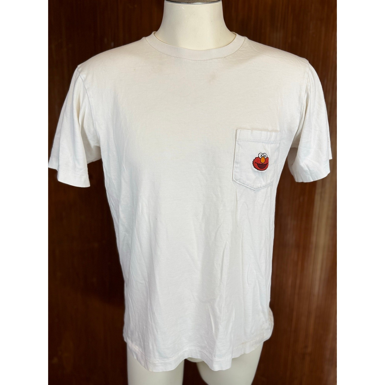 KAWS x Uniqlo Sesame Street Elmo Pocket Tee White T Shirt Men’s Medium 2018
