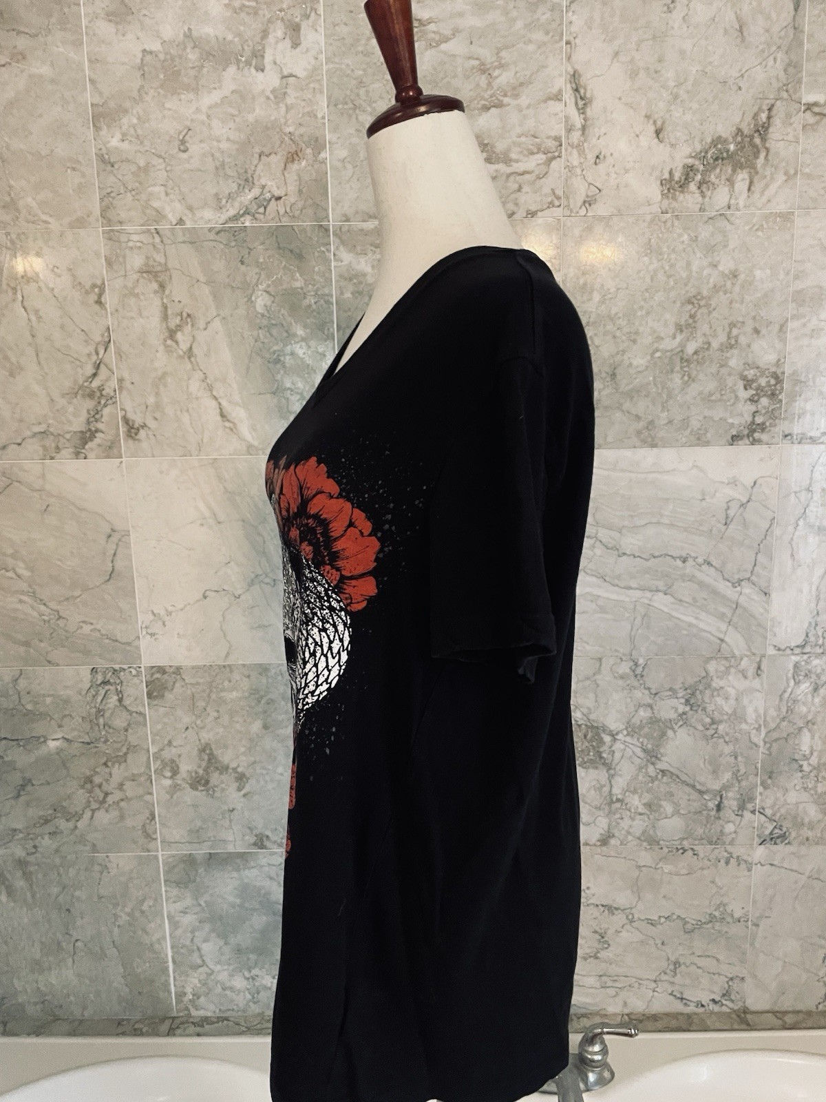 GUESS Black Floral Skull Graphic V Neck Shirt Tee M
