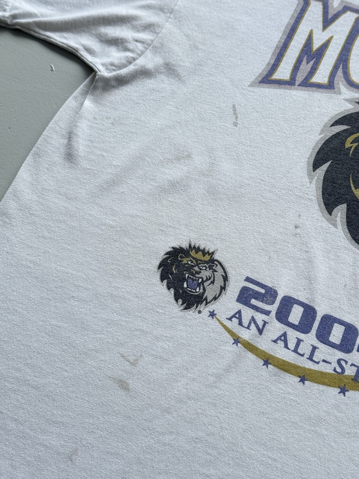 Thrashed White Manchester Monarchs 00’s Vintage Hockey Graphic T-Shirt – XL