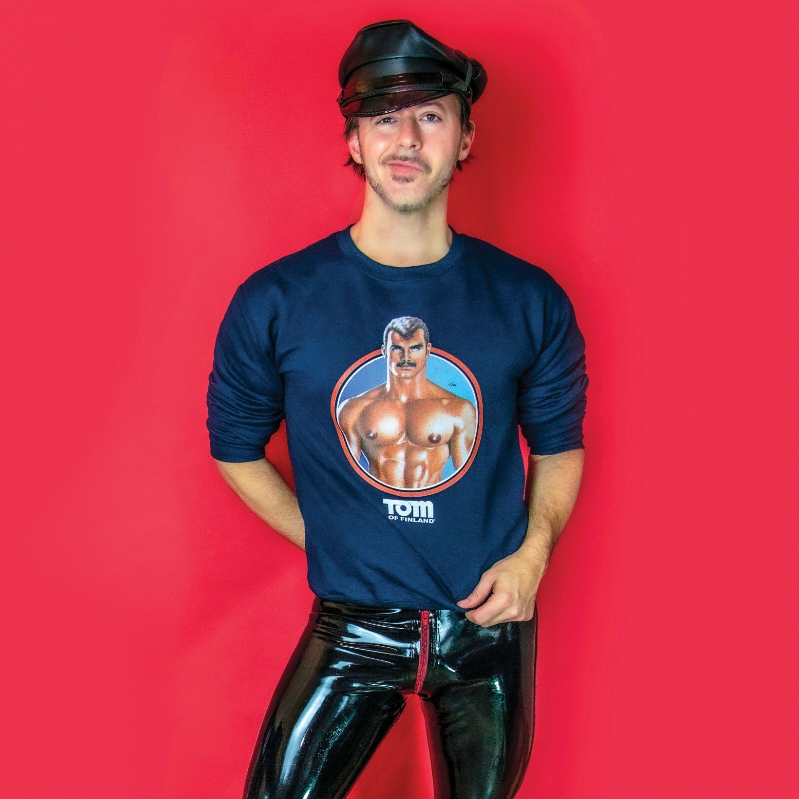 TOM OF FINLAND MENS SWEAT SHIRT “MUSCLE STUD” (GAY, LEATHER PANTS, PRINT, KINK)