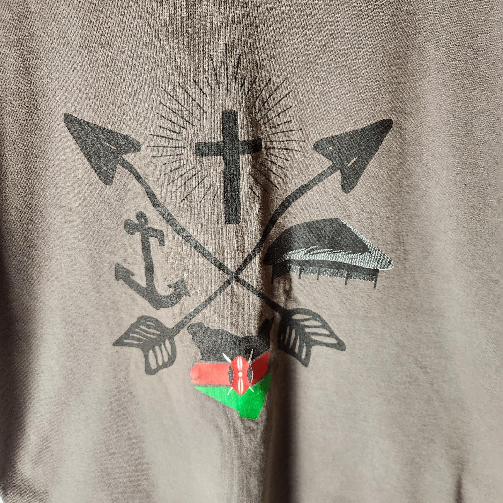 Gildan Ultra Cotton M Kenya Flag Cross Arrow Anchor Graphic T-Shirt Gray