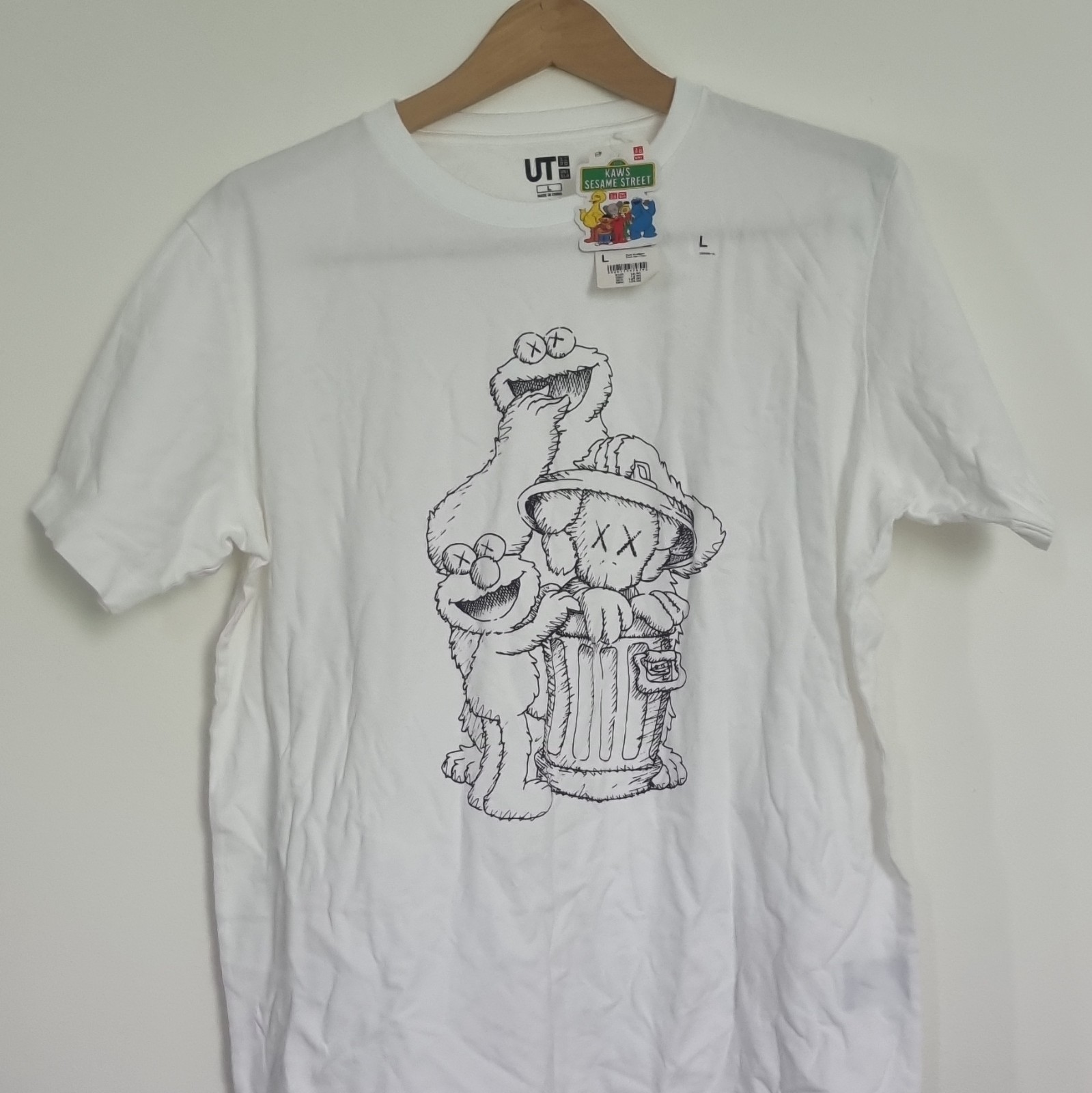 Uniqlo UT KAWS x Sesame Street Men’s L White Graphic Crew Neck T-Shirt