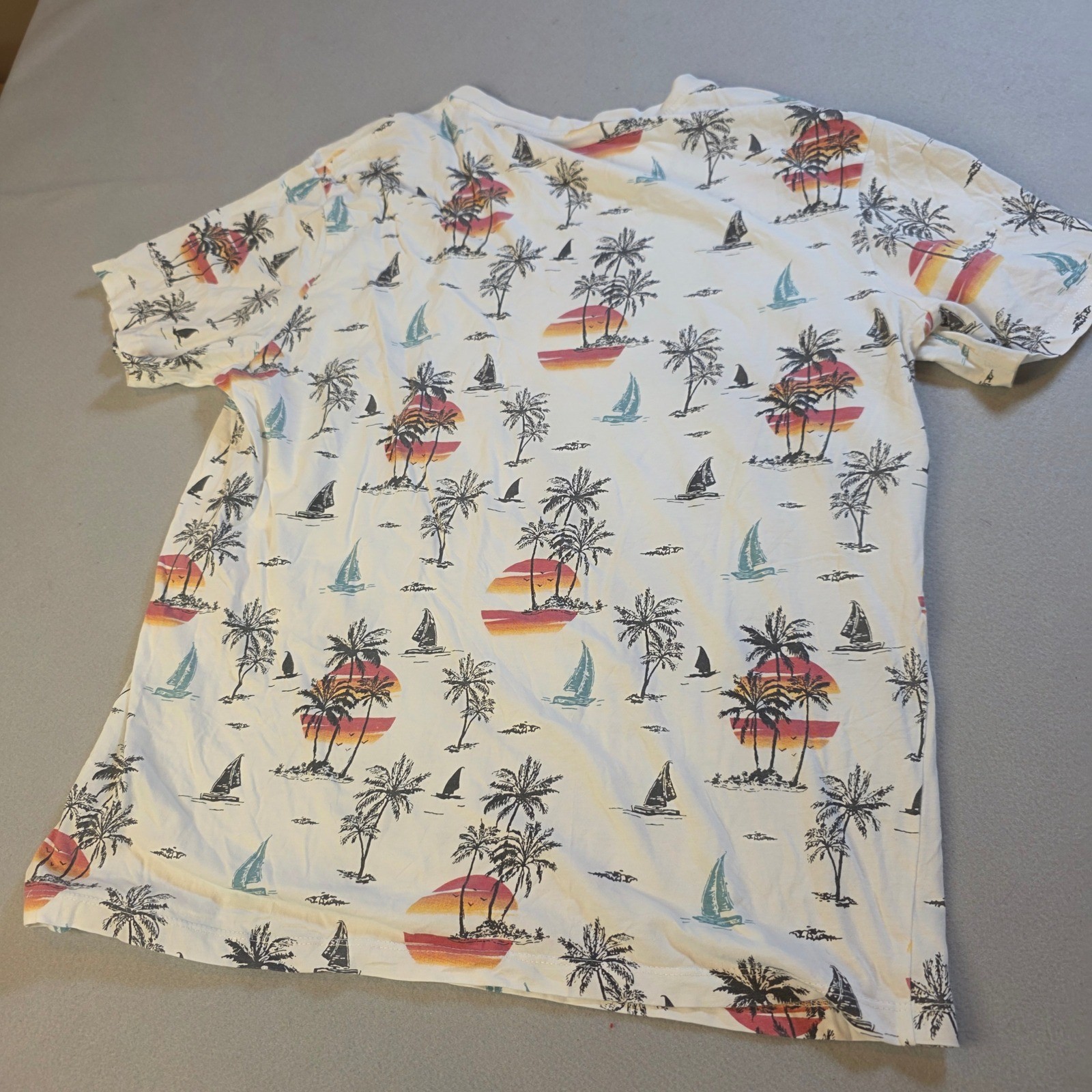 Free Planet Mens Tropical Palm Tree Sailboat Print T-Shirt White Medium
