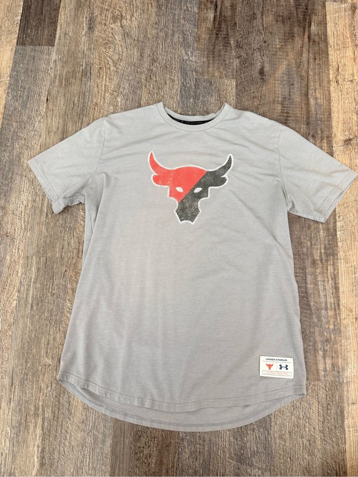 Under Armour Men’s Gray Short Sleeve Tee with Red and Black Bull Logo Large