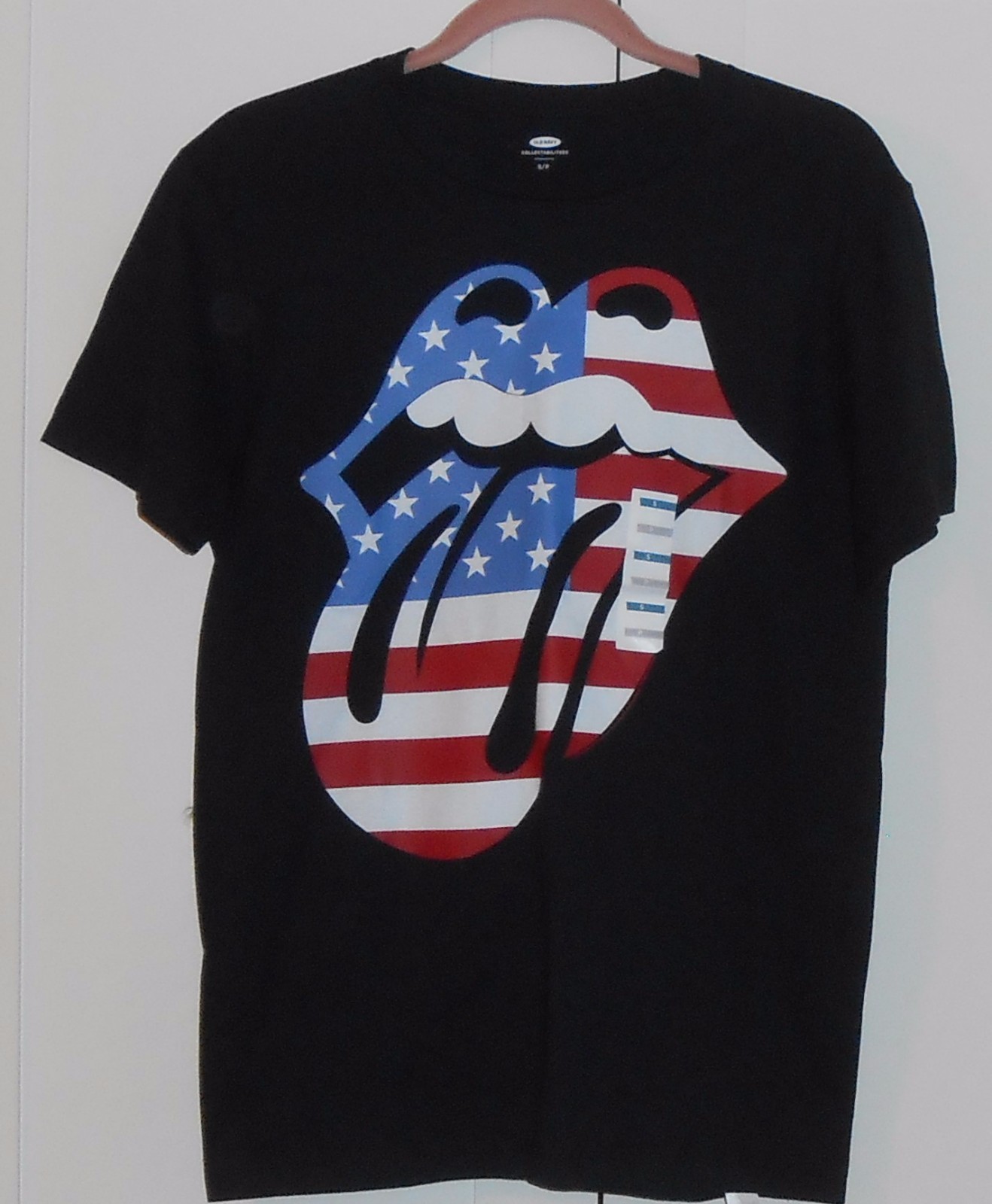 MEN’S OLD NAVY BLACK COLLECTABILITEES “LIPS” TSHIRT – SIZE SMALL