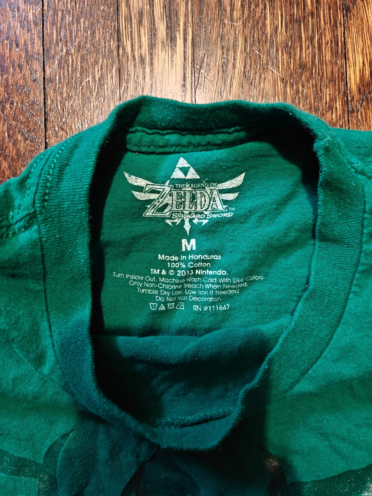 Legend of Zelda Skyward Sword Shirt Medium M Green Foil Hyrule Crest Nintendo