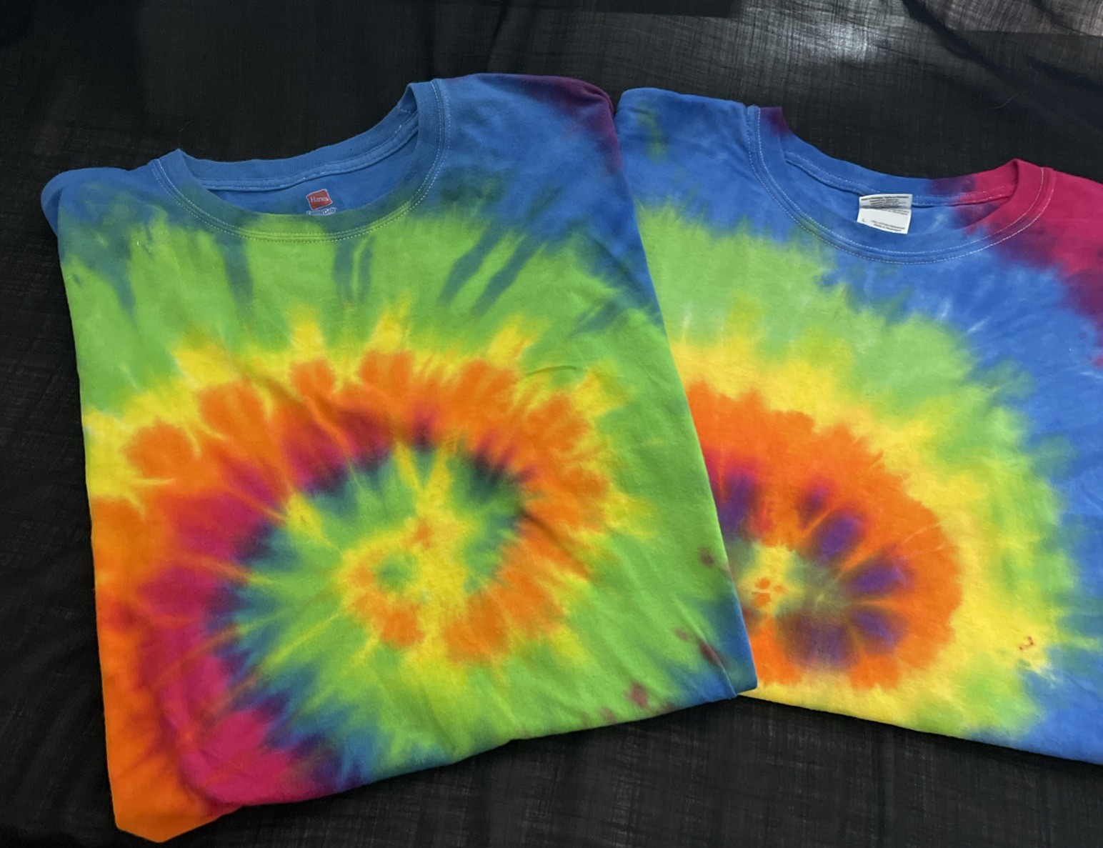 (2) Size L Tie Dyed T Shirts NWOT Hanes & Gildan Green Blue Yellow Orange Red