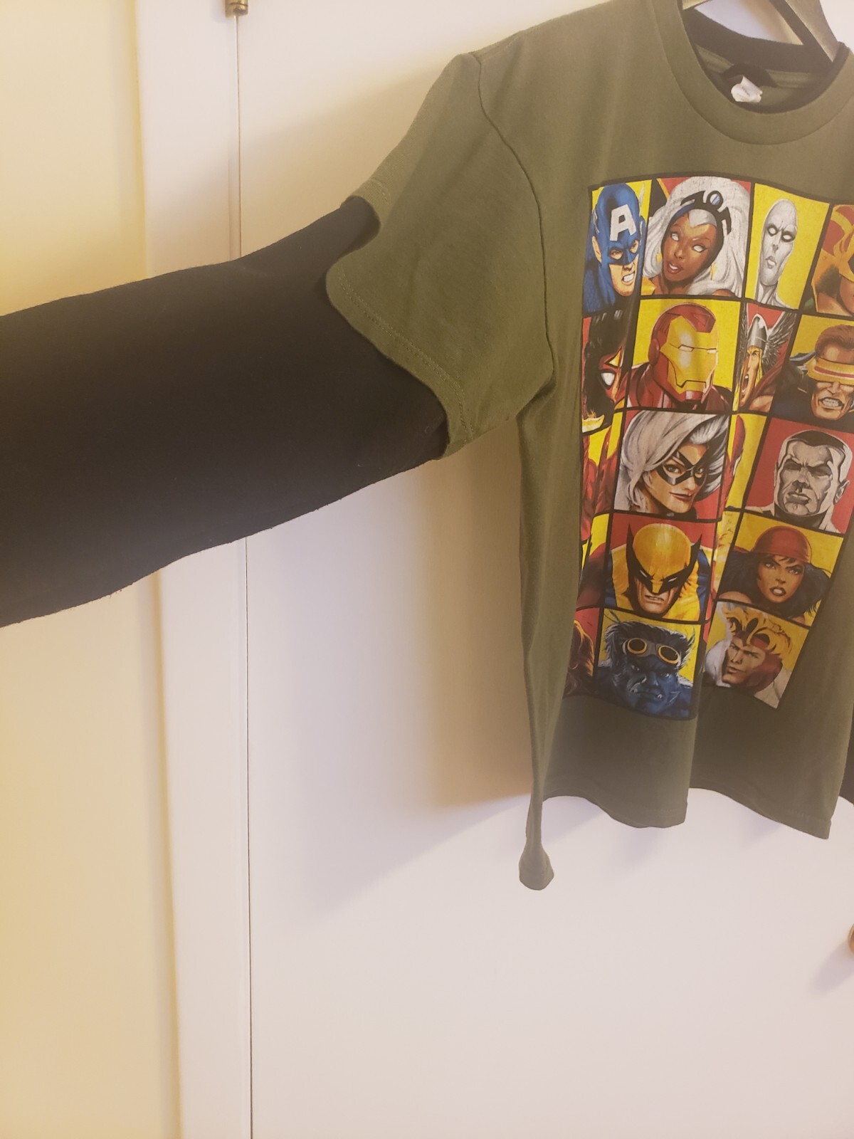 Mad Engine Marvel Comics Men’s Olive Black Multi Avenger Shirt Size XL