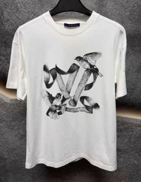 Selling this authentic Louis Vuitton graphic tee