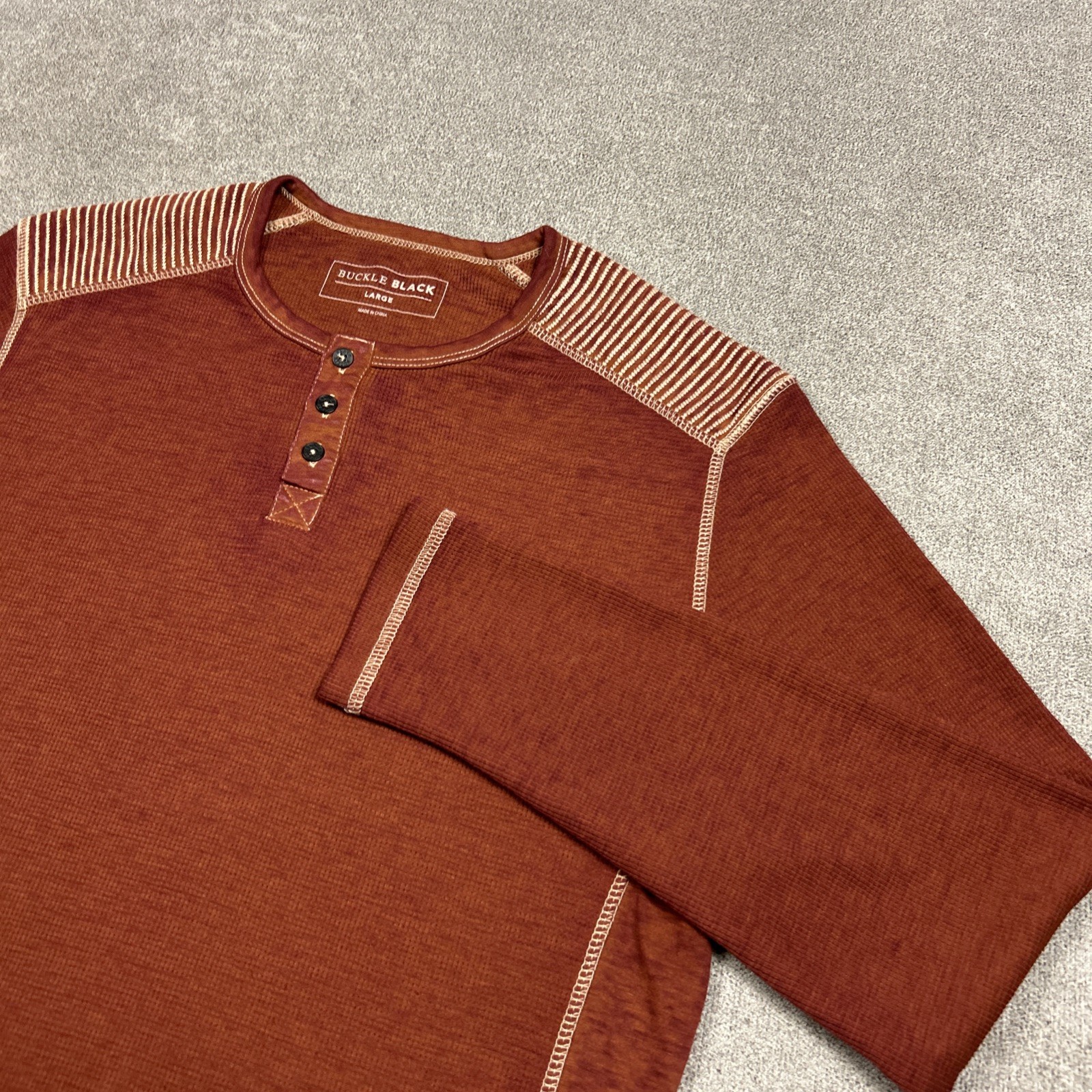 BKE Buckle Black Label Henley T Shirt Orange Long Sleeve Mens Size Large