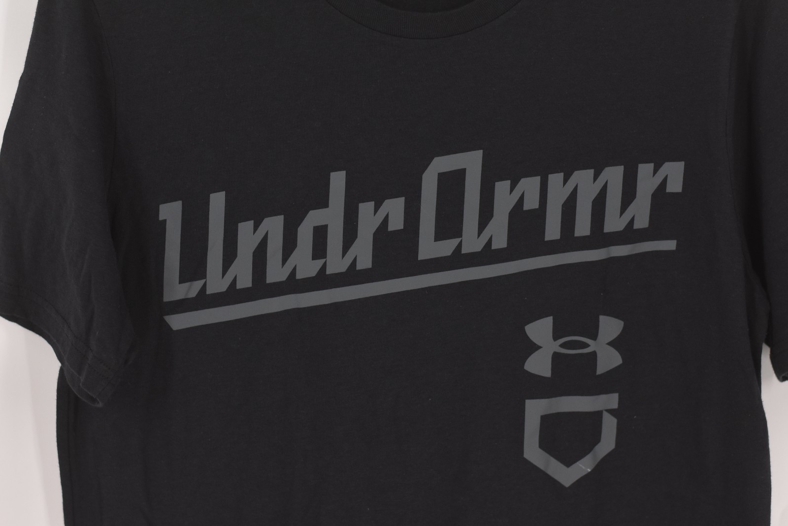 Men’s Under Armour Baseball Script T-Shirt in Black and Pitch Grey Size Medium