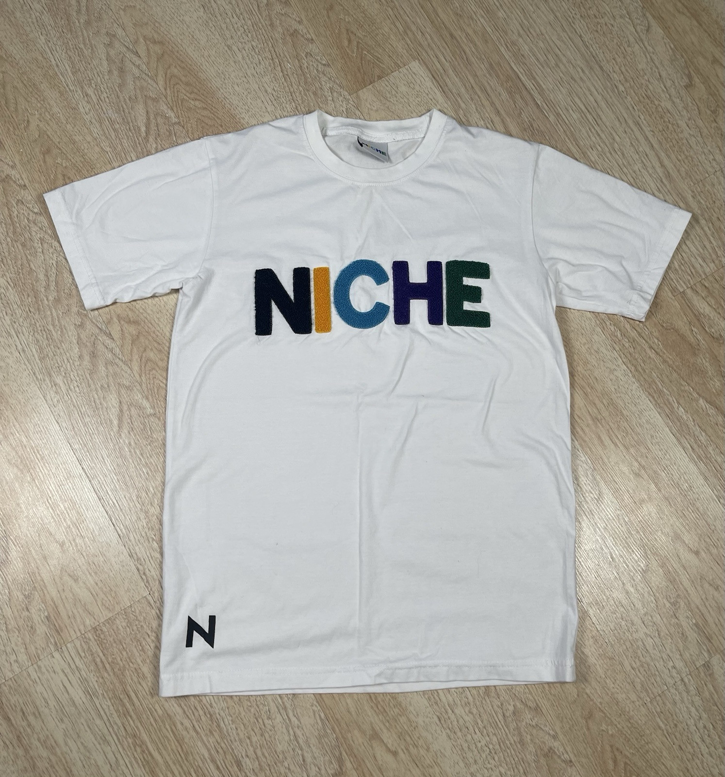 Niche Brand Tee White Raised Letter Print Men’s Size S