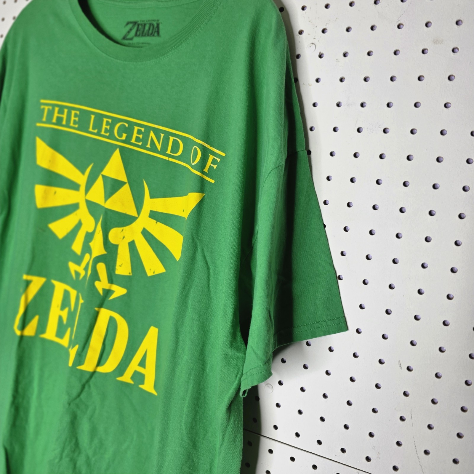 The Legend of Zelda Size 2XL Green Shirt Gold Triforce Nintendo Seal Sticker