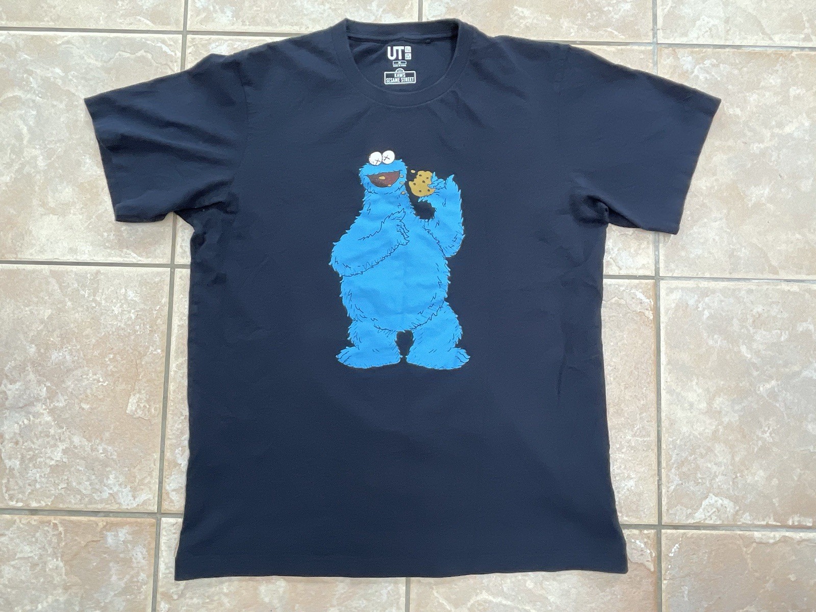 KAWS x Uniqlo COOKIE MONSTER T Shirt Medium Navy Blue Sesame Street UT