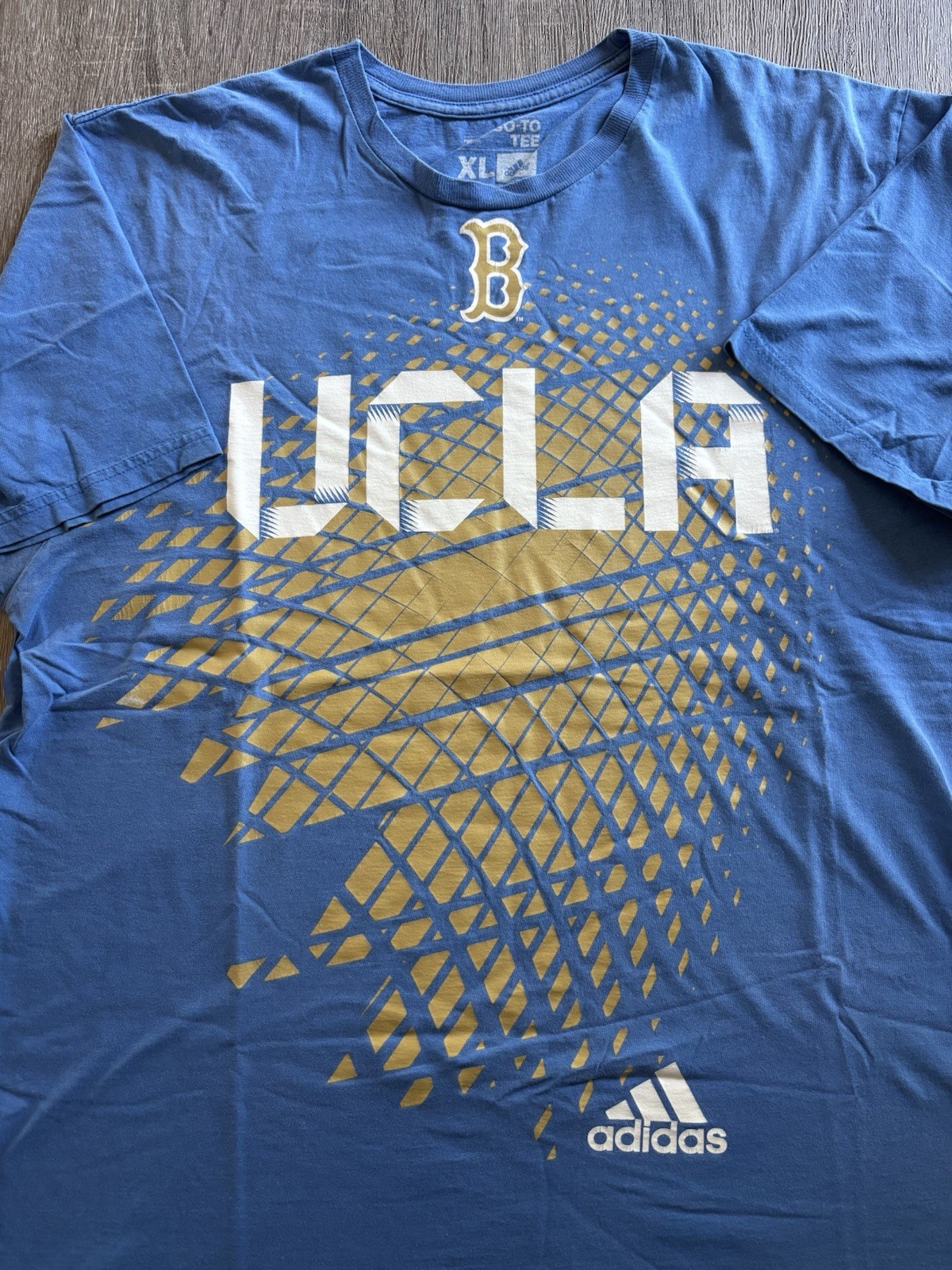adidas The Go-To Tee UCLA Bruins Graphic Print Blue Men’s Crew Neck T-Shirt XL