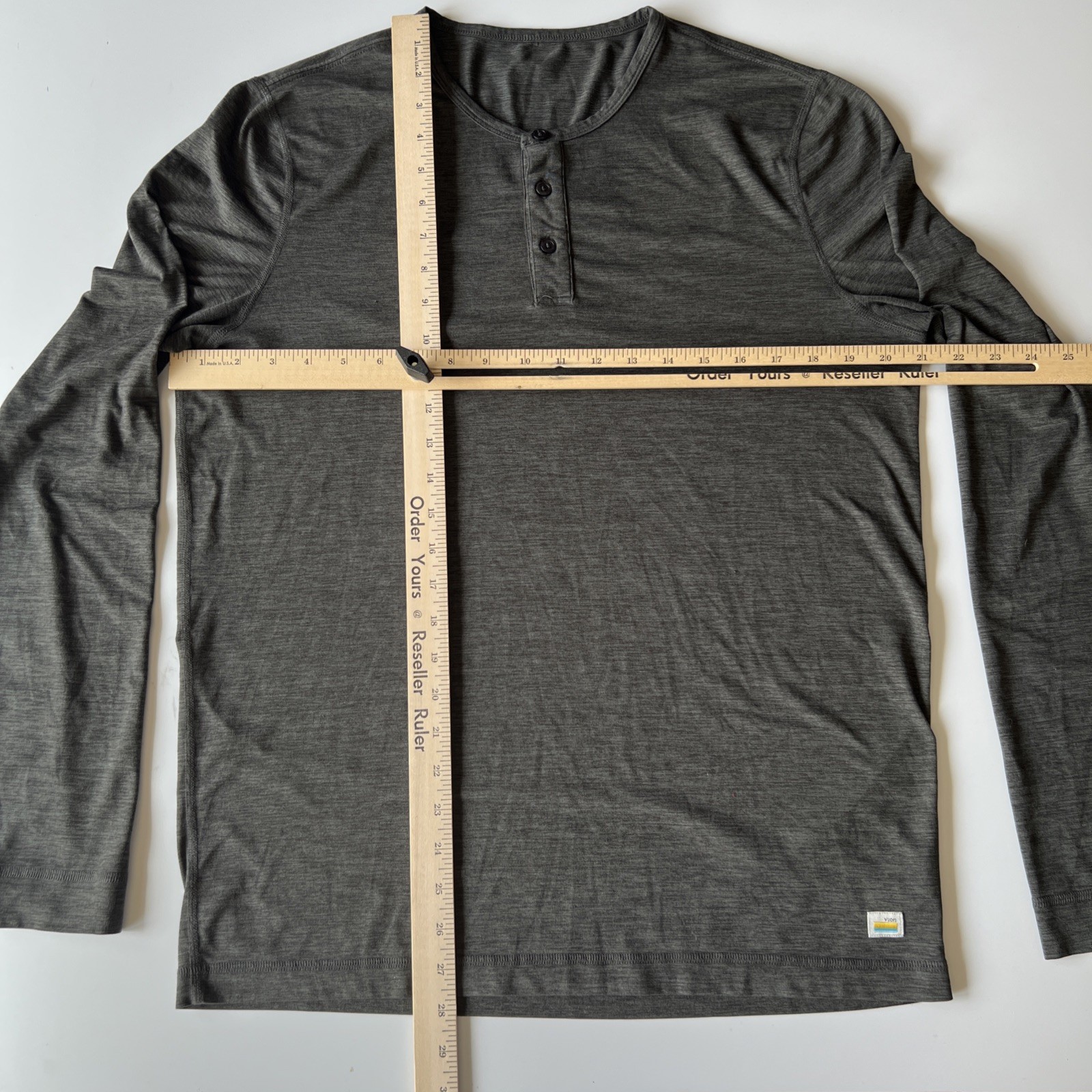 Vuori Ease Henley Shirt Men’s Medium Gray Performance Stretch Long-Sleeve