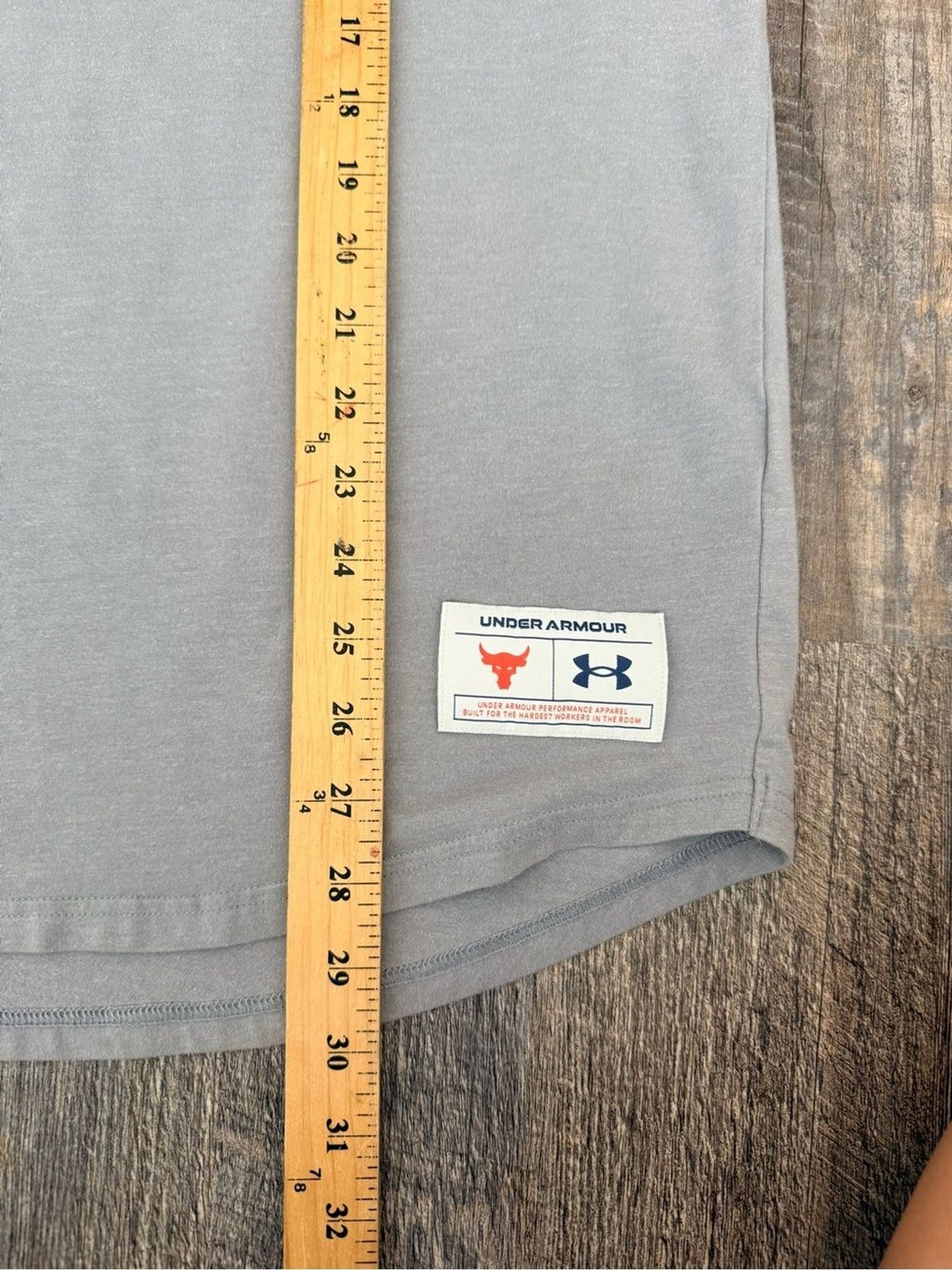 Under Armour Men’s Gray Short Sleeve Tee with Red and Black Bull Logo Large