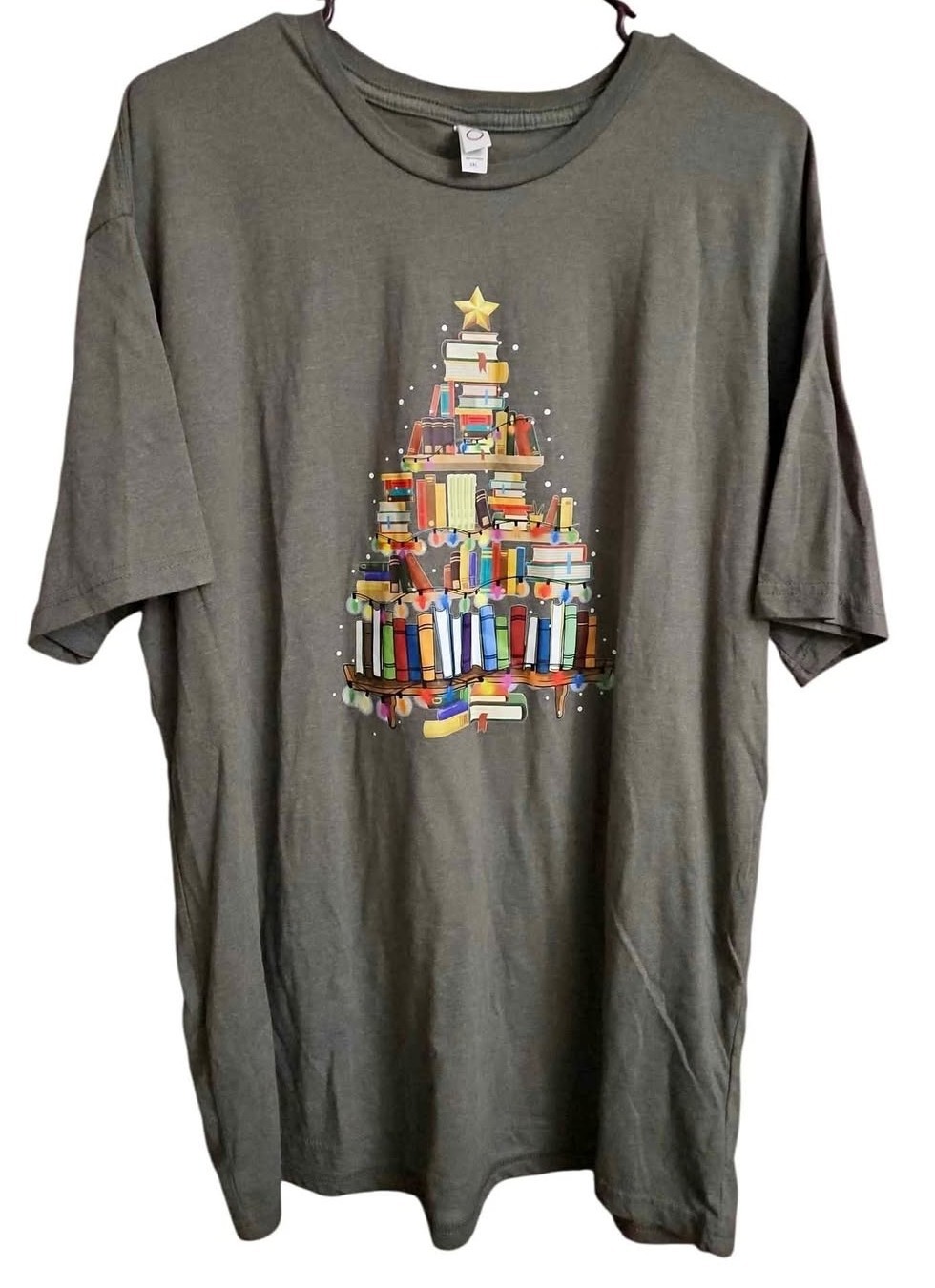 Book Lover’s Christmas Tree T-Shirt 2XL Holiday Reading Stack Tee Bibliophiles