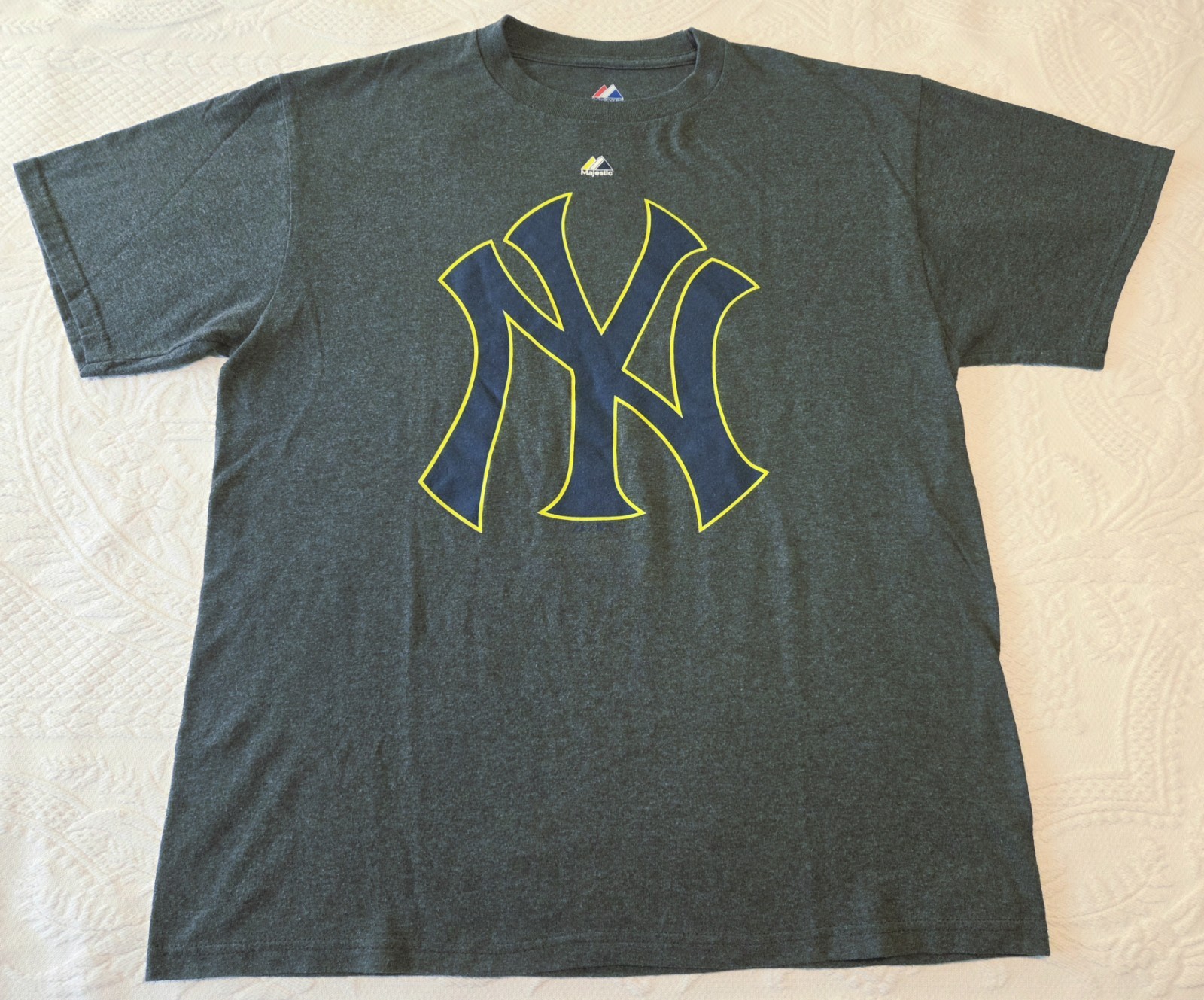 Majestic New York Yankees Gray T-shirt Size Large Neon Border Logo