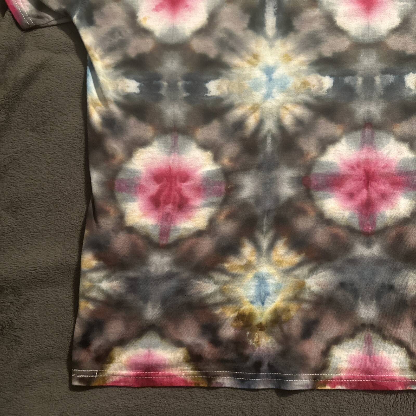 GILDAN TIE DYE Medium SHORT SLEEVE GRAY PINK BLUE RED Swirl OF MANY COLORS