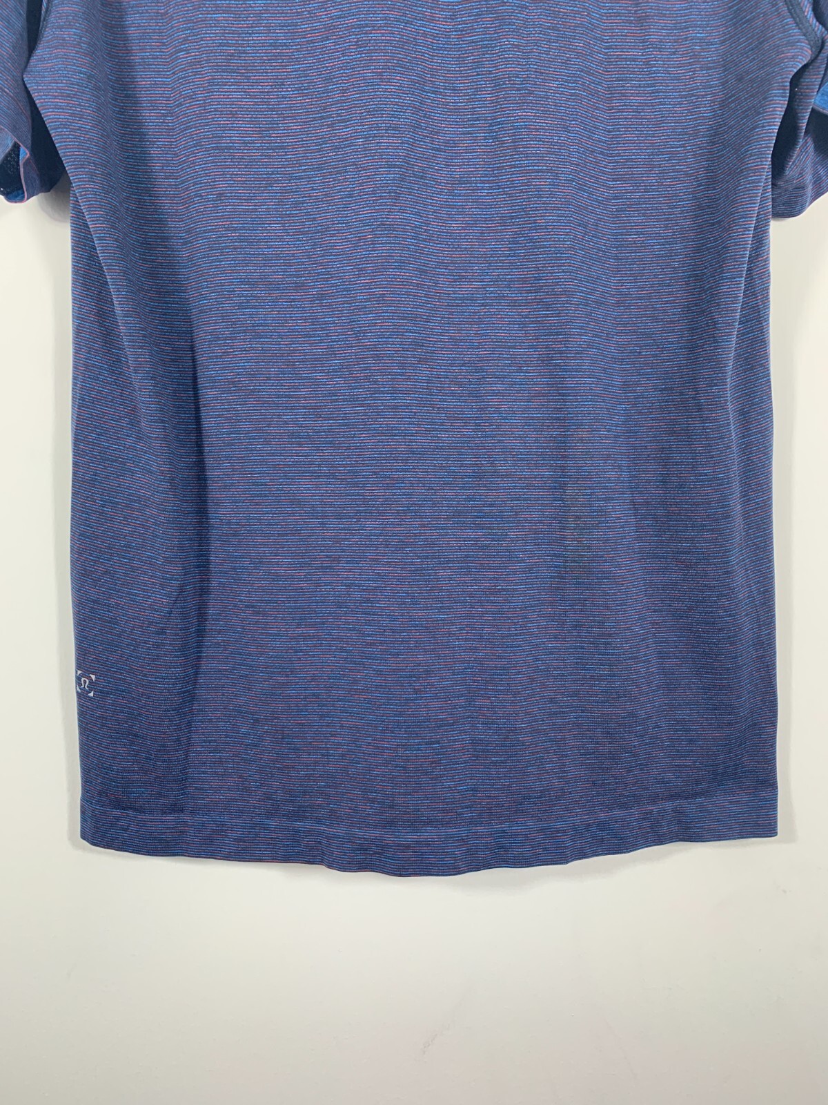 Lululemon Mens Metal Vent Stretch Athletic SS Shirt Blue/Red Microstripe Size L