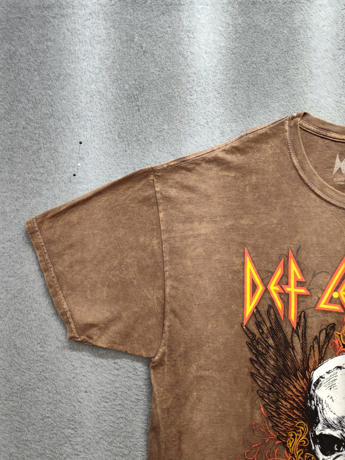 Def Leppard Men Shirt XL Brown Graphic Print Crew Neck Short Sleeve Logo Casual