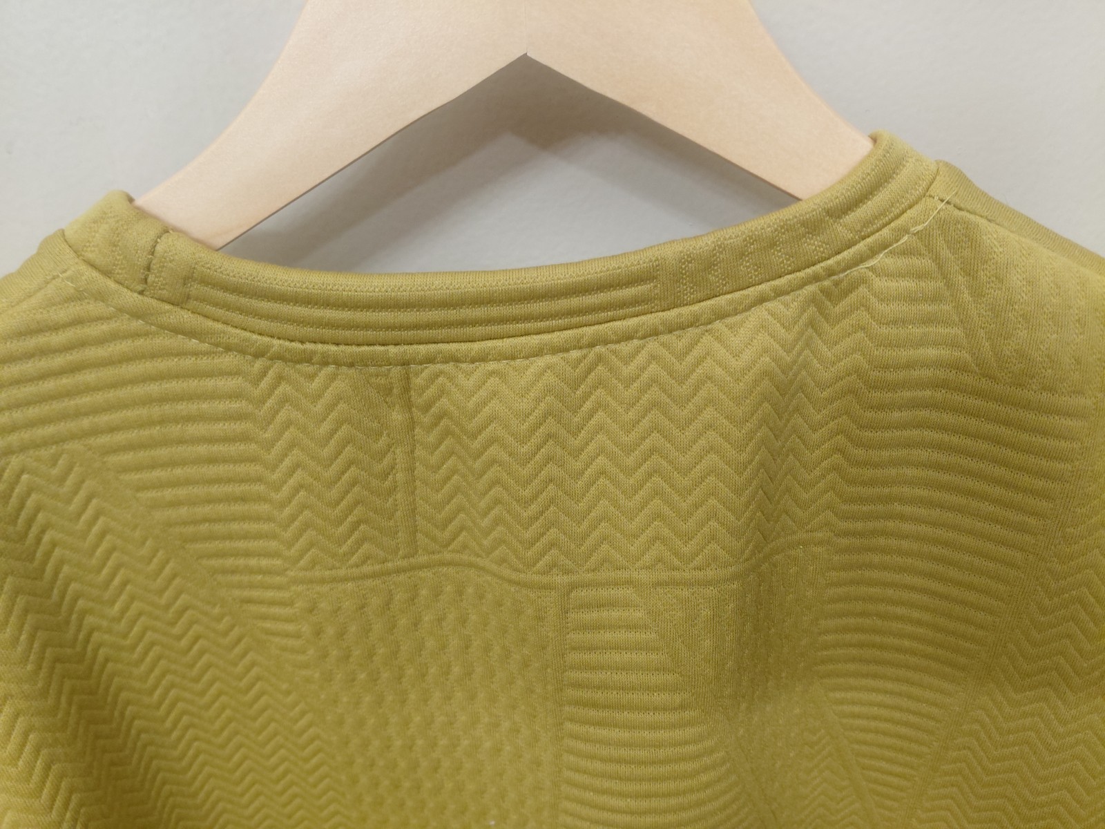 New! Designer Style Mens M T-shirt With 3D Texture Geometric Pattern!