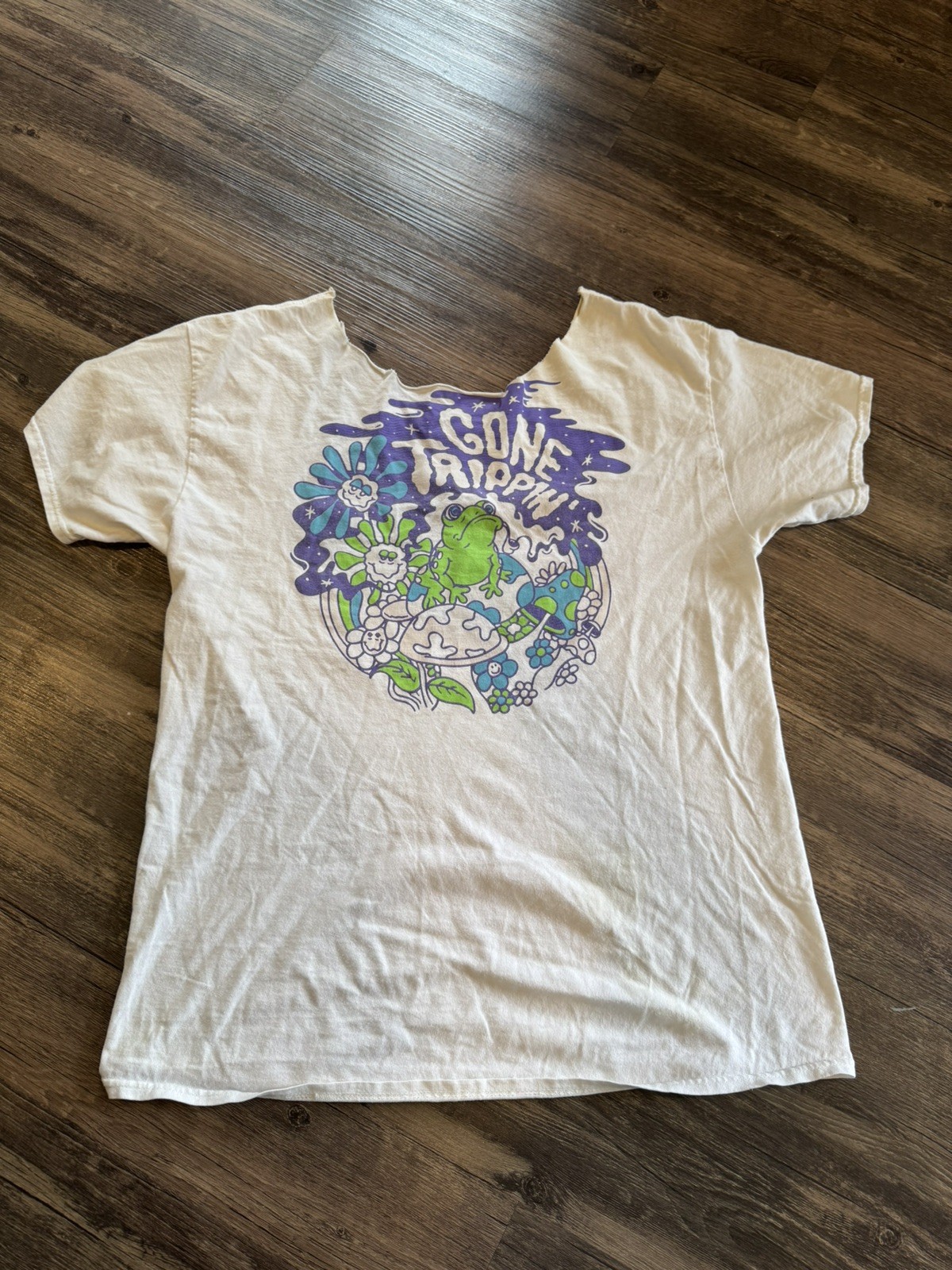 A-LAB Gone Trippin Frog White Shirt Size Large Scoop Neck Collar