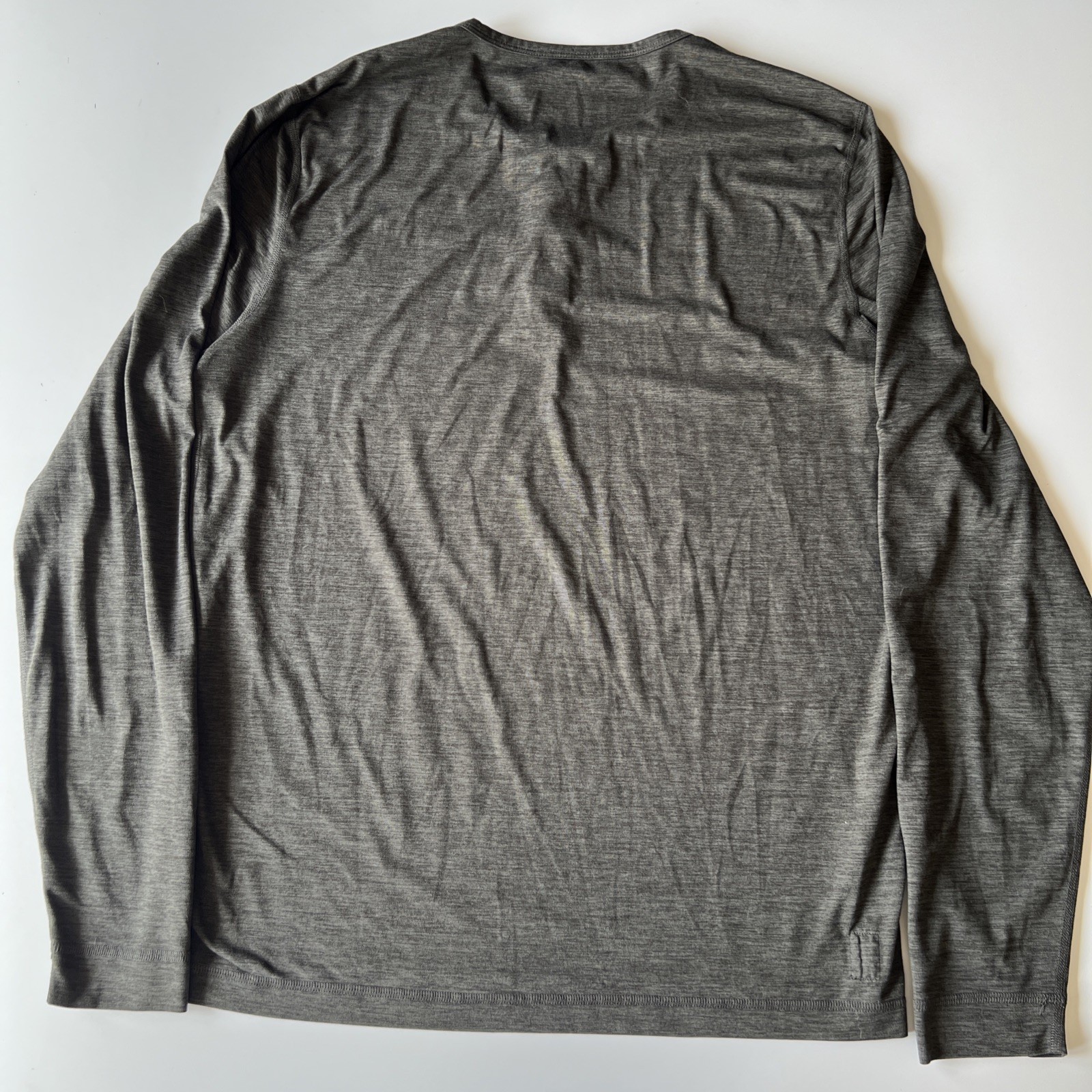 Vuori Ease Henley Shirt Men’s Medium Gray Performance Stretch Long-Sleeve