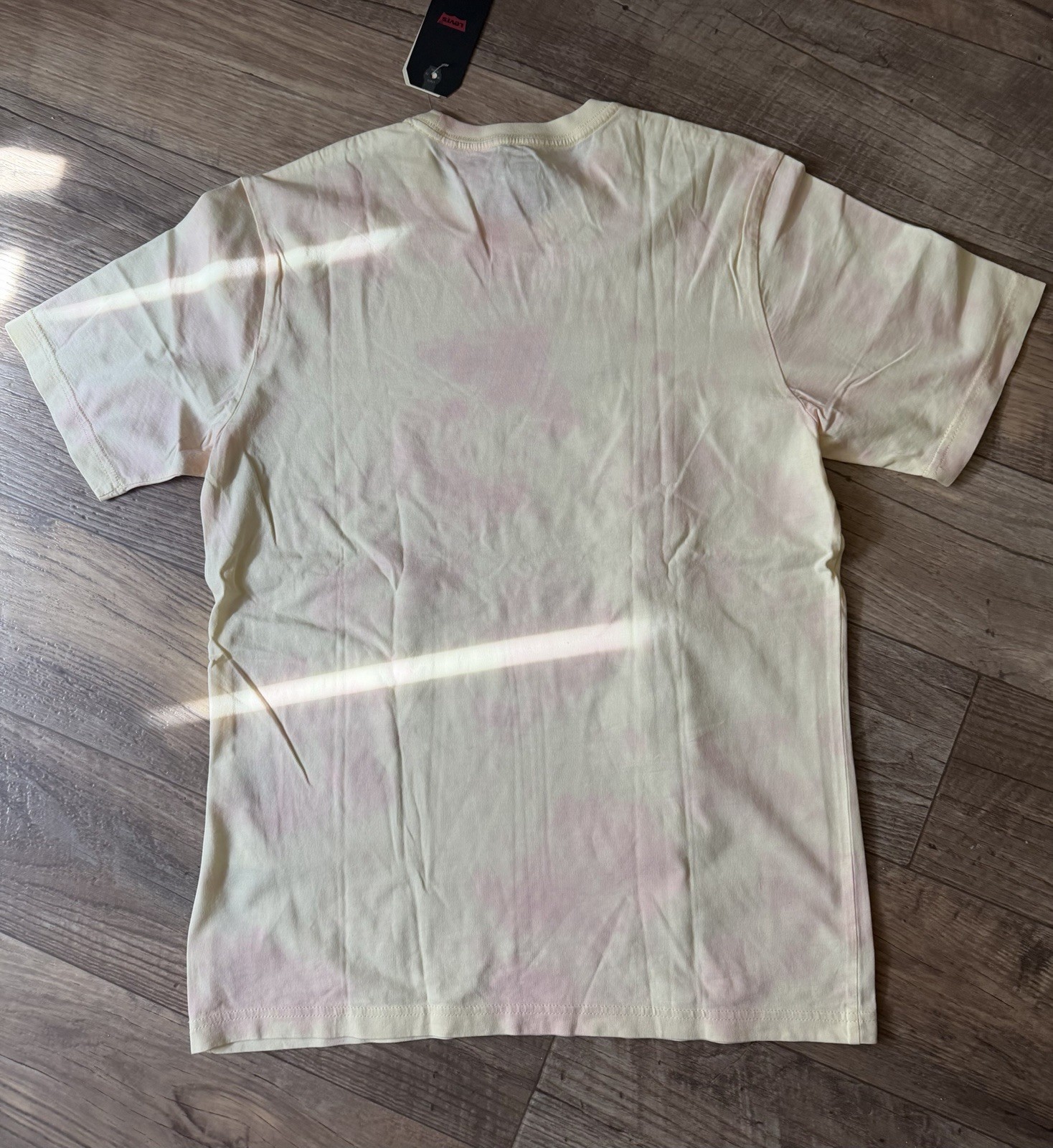 Levi’s Men’s Pastel Yellow & Pink Logo Tee. Size Small. Relaxed fit. New W/Tags