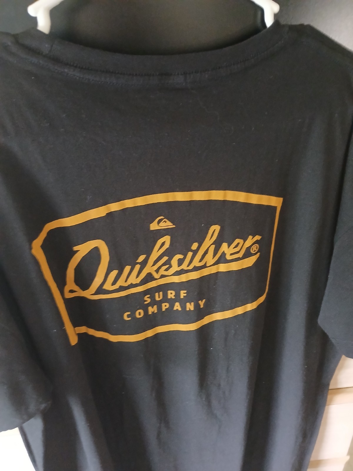 Quiksilver​Item: Men’s Graphic T-Shirt