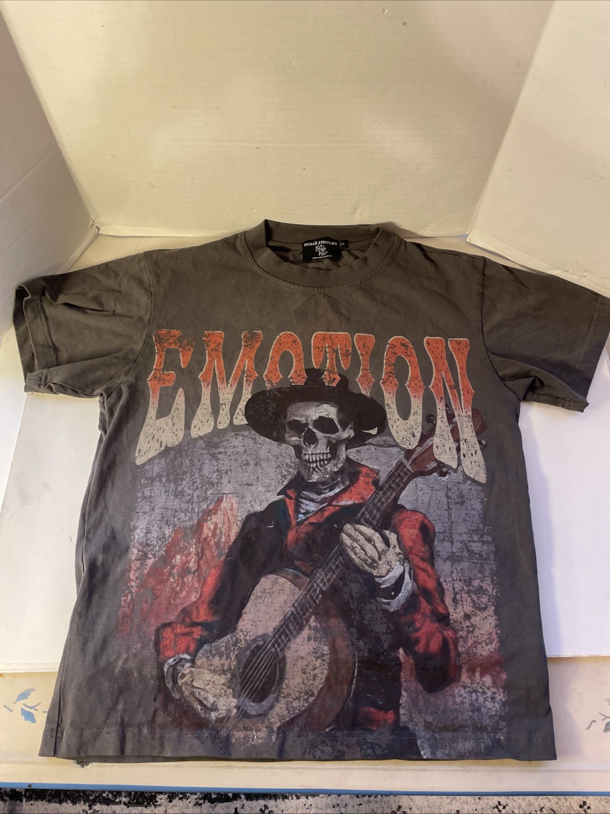 Mixed Emotion Drk Grey Skeleton Guitar Tee Men’s Streetwear T-shirt Size Small