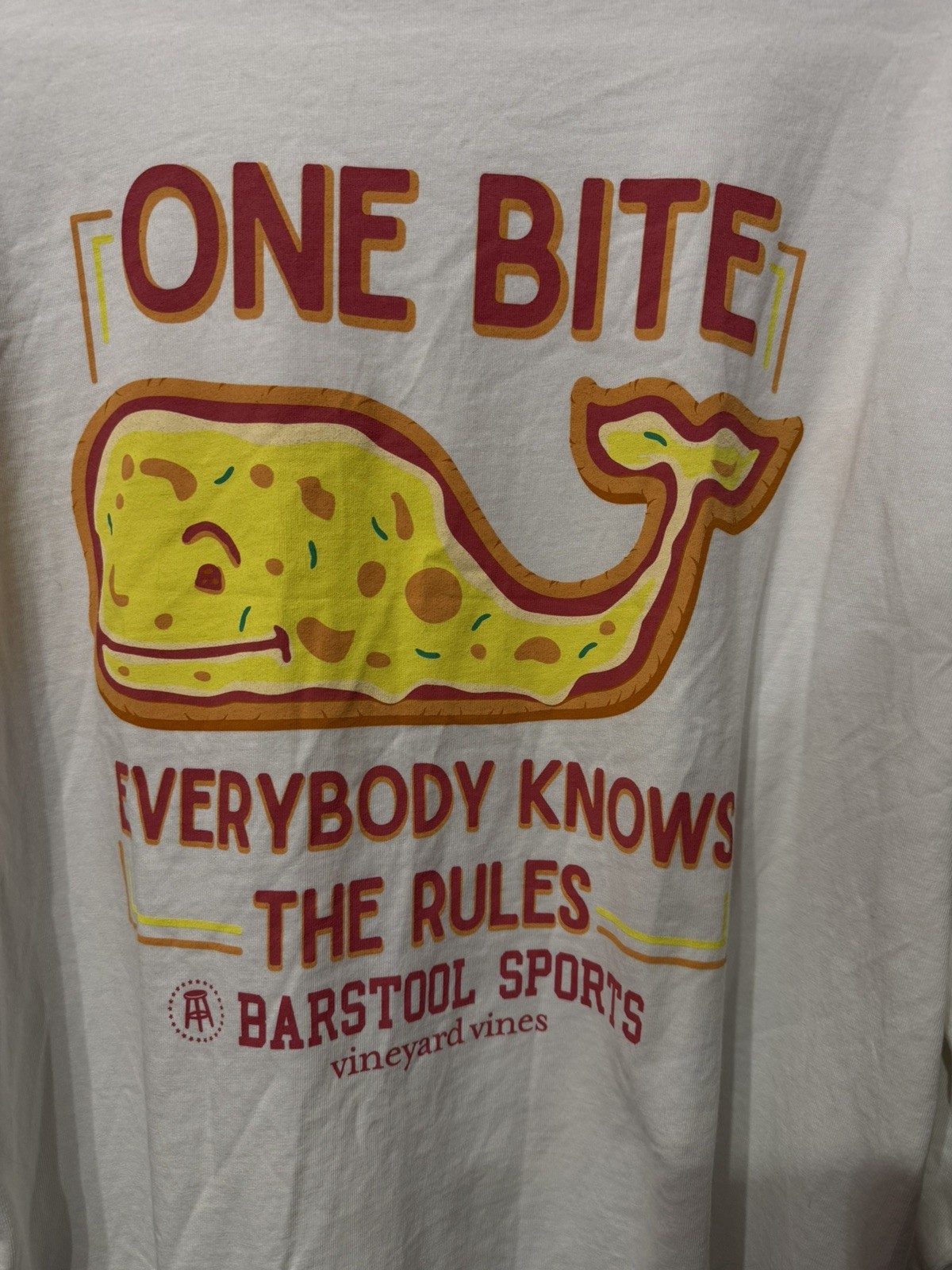 VINEYARD VINES X BARSTOOL “ONE BITE EVERYBODY KNOWS THE RULES” WHITE MEN’S L
