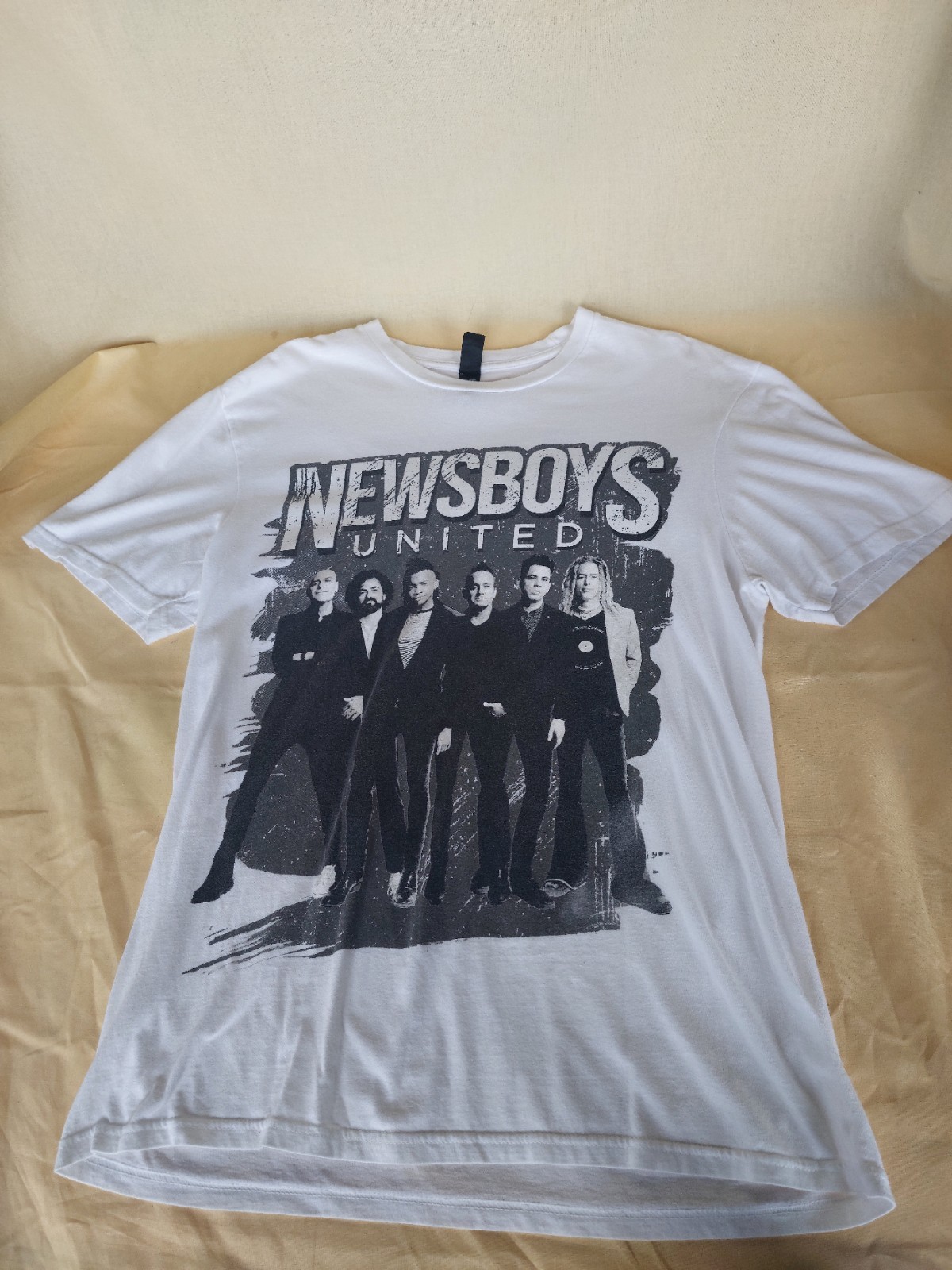 District White Round Neck T-shirt Size M – DB006