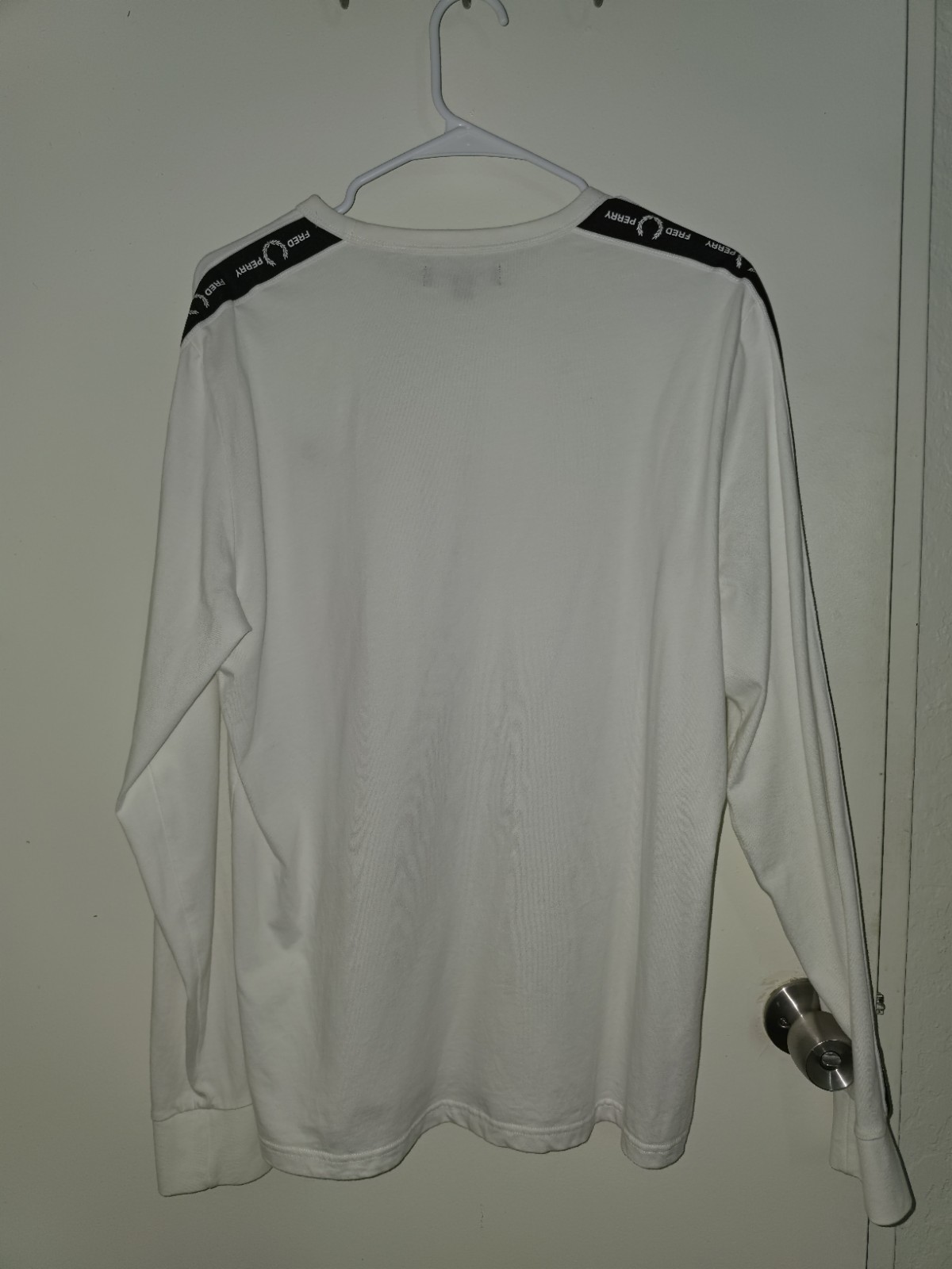 Fred Perry Men’s White Solid Logo Long Sleeve Crew Neck T-Shirt Size L