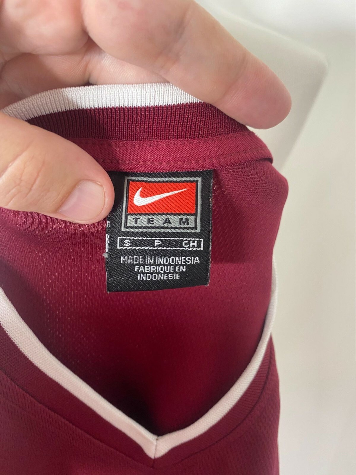 Nike Athletic Shirt Men’s Small Maroon and White Long Sleeve Team Wear V-Neck