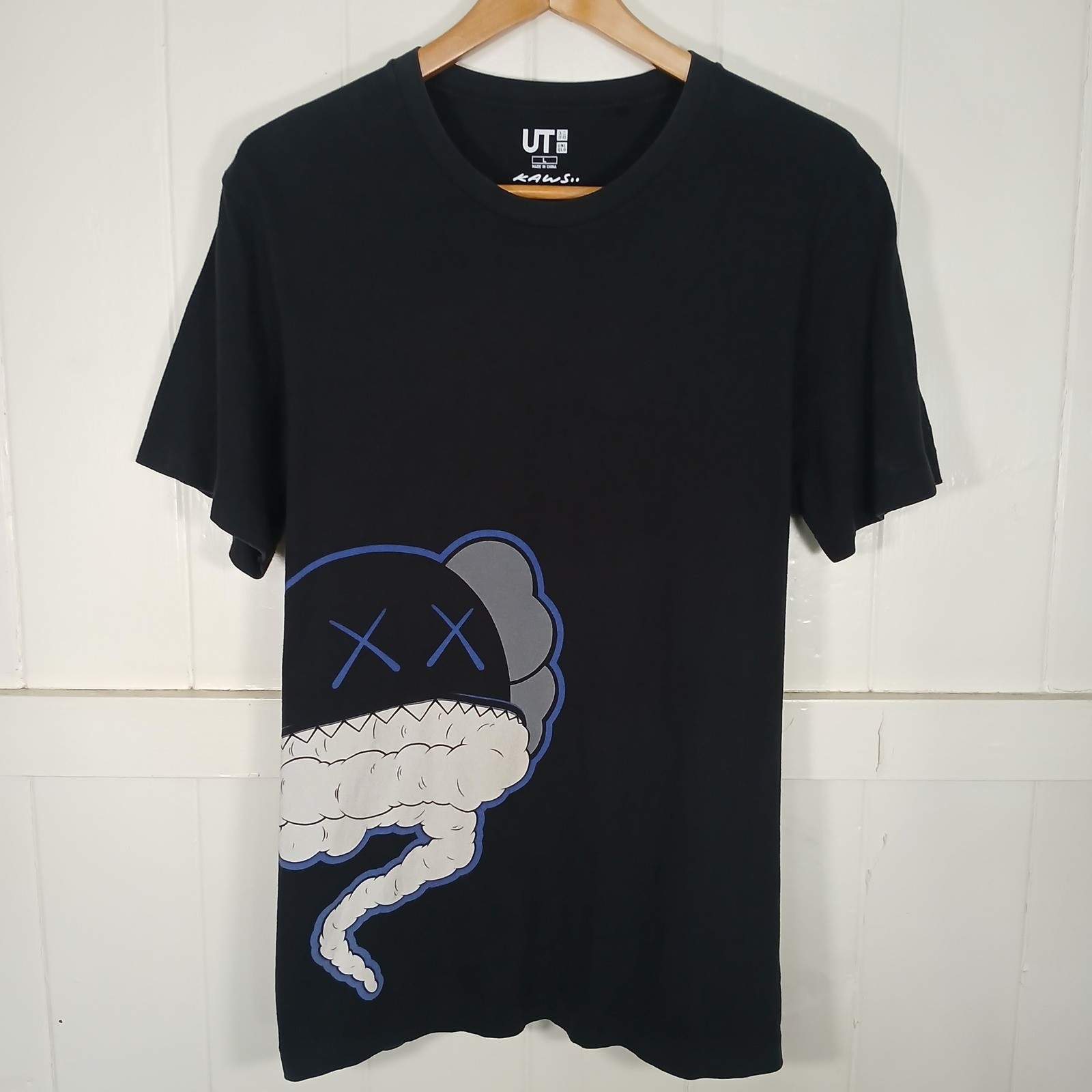 Uniqlo KAWS Graphic Tee Mens L Black Short Sleeve UT Companion T-Shirt 178180