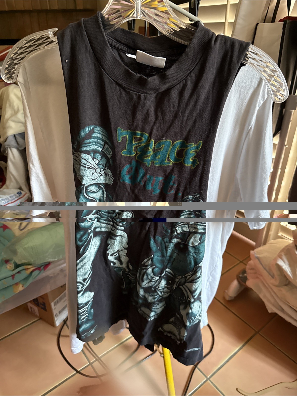 Vintage Distressed & Faded 90s 1993 Looney Tunes Peace Out T-shirt 100% Cotton