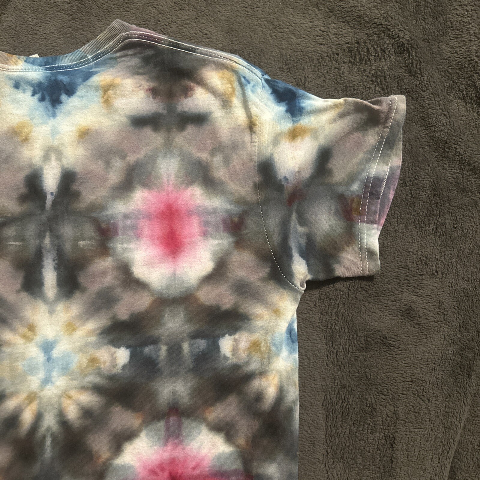 GILDAN TIE DYE Medium SHORT SLEEVE GRAY PINK BLUE RED Swirl OF MANY COLORS
