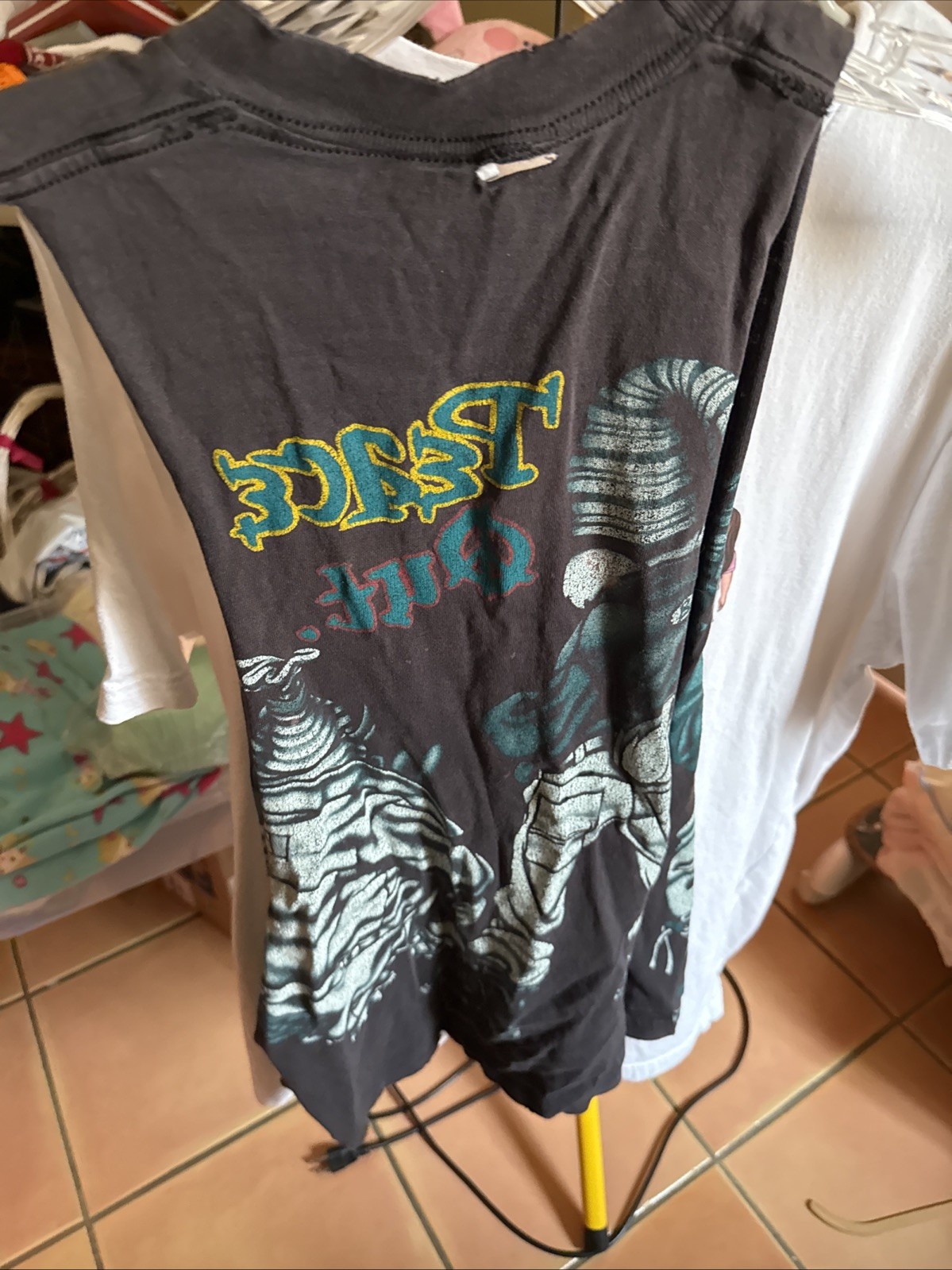 Vintage Distressed & Faded 90s 1993 Looney Tunes Peace Out T-shirt 100% Cotton