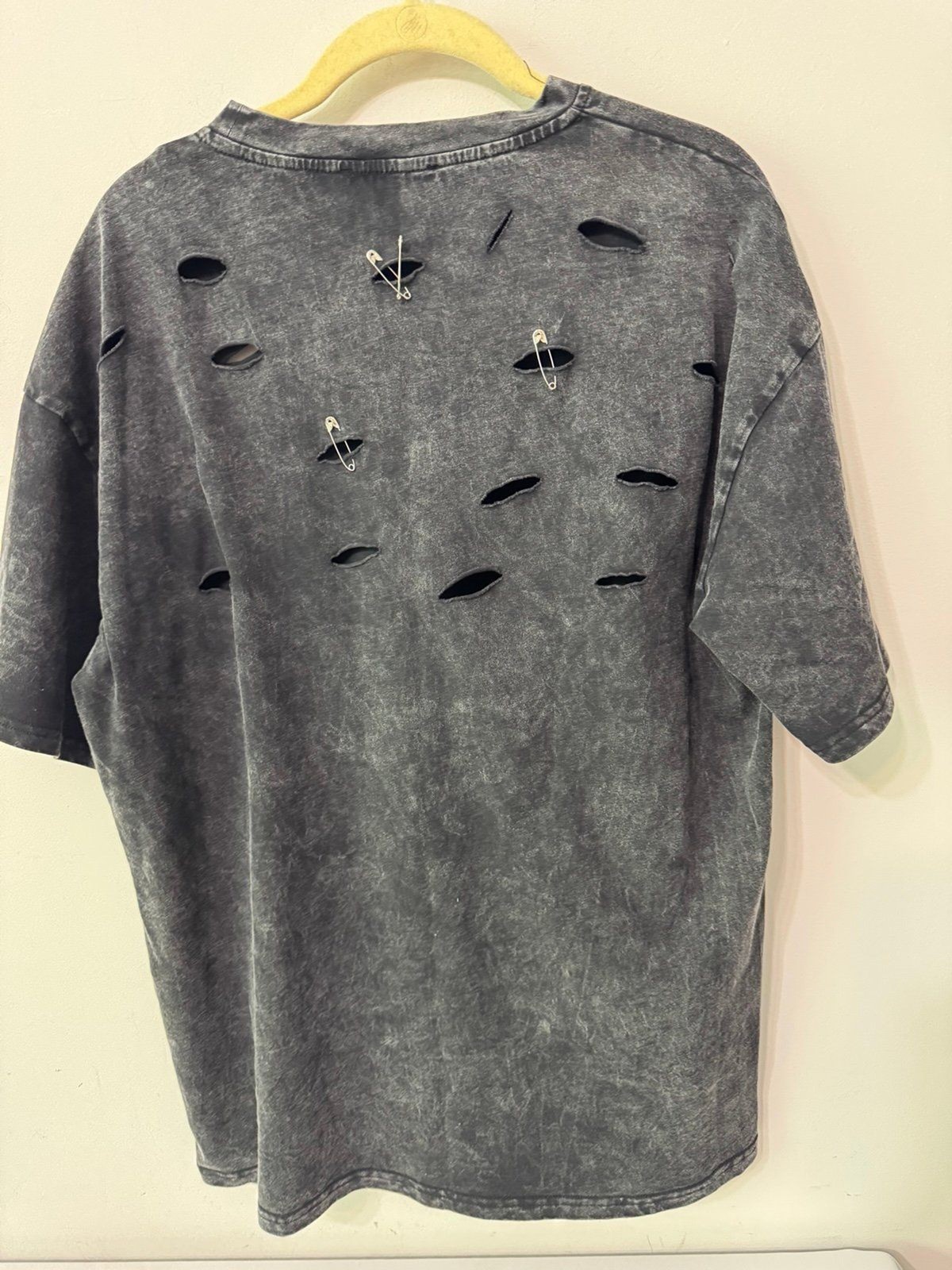 AKIRA KNOCK YOURSELF OUT DISTRESSED TEE AND HAT COMBO medium nwt *no chains*