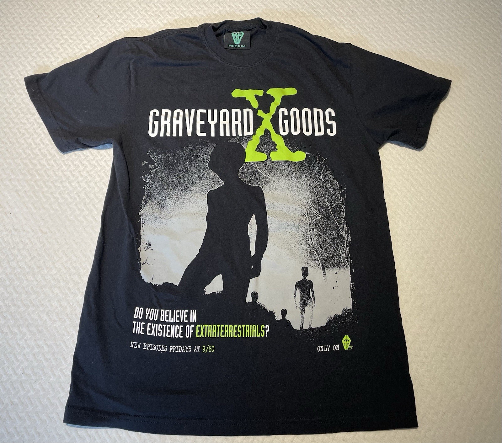 The X-Files. Graveyard Goods. Alien Shirt. M.