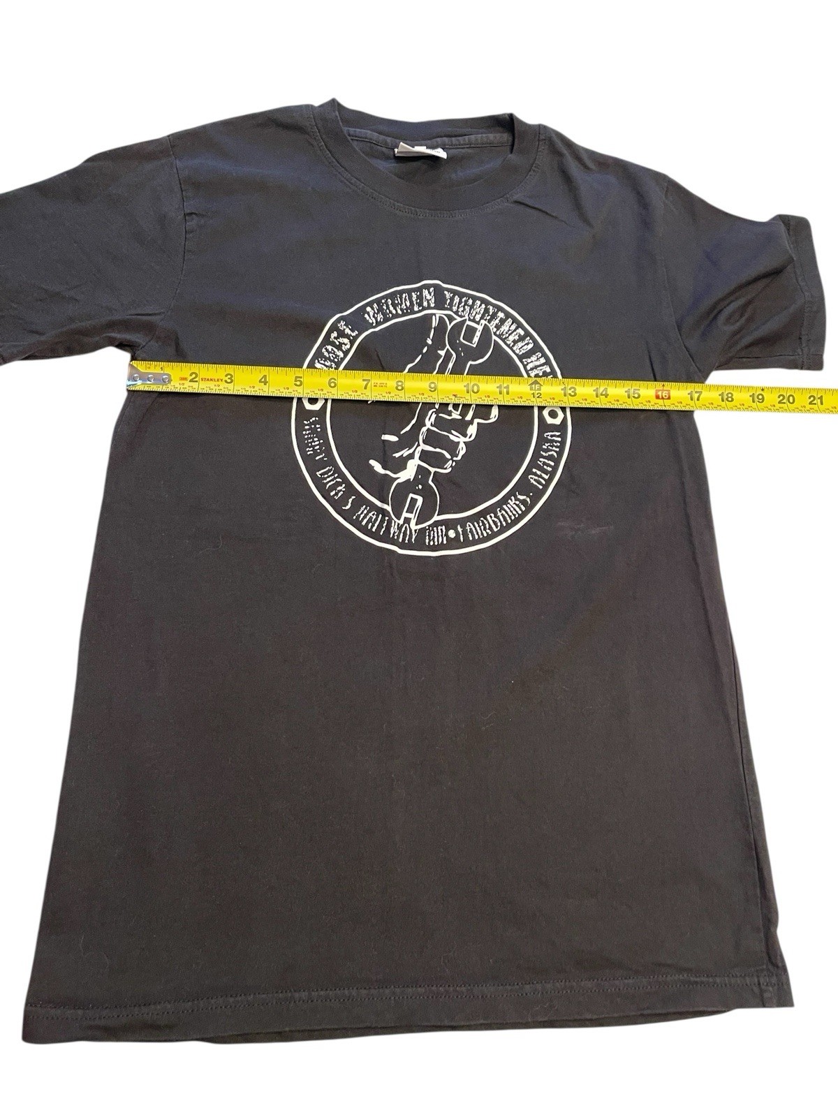 Skinny Dick’s Halfway Inn Fairbanks Alaska Bar Graphic T Shirt Mens Size Medium