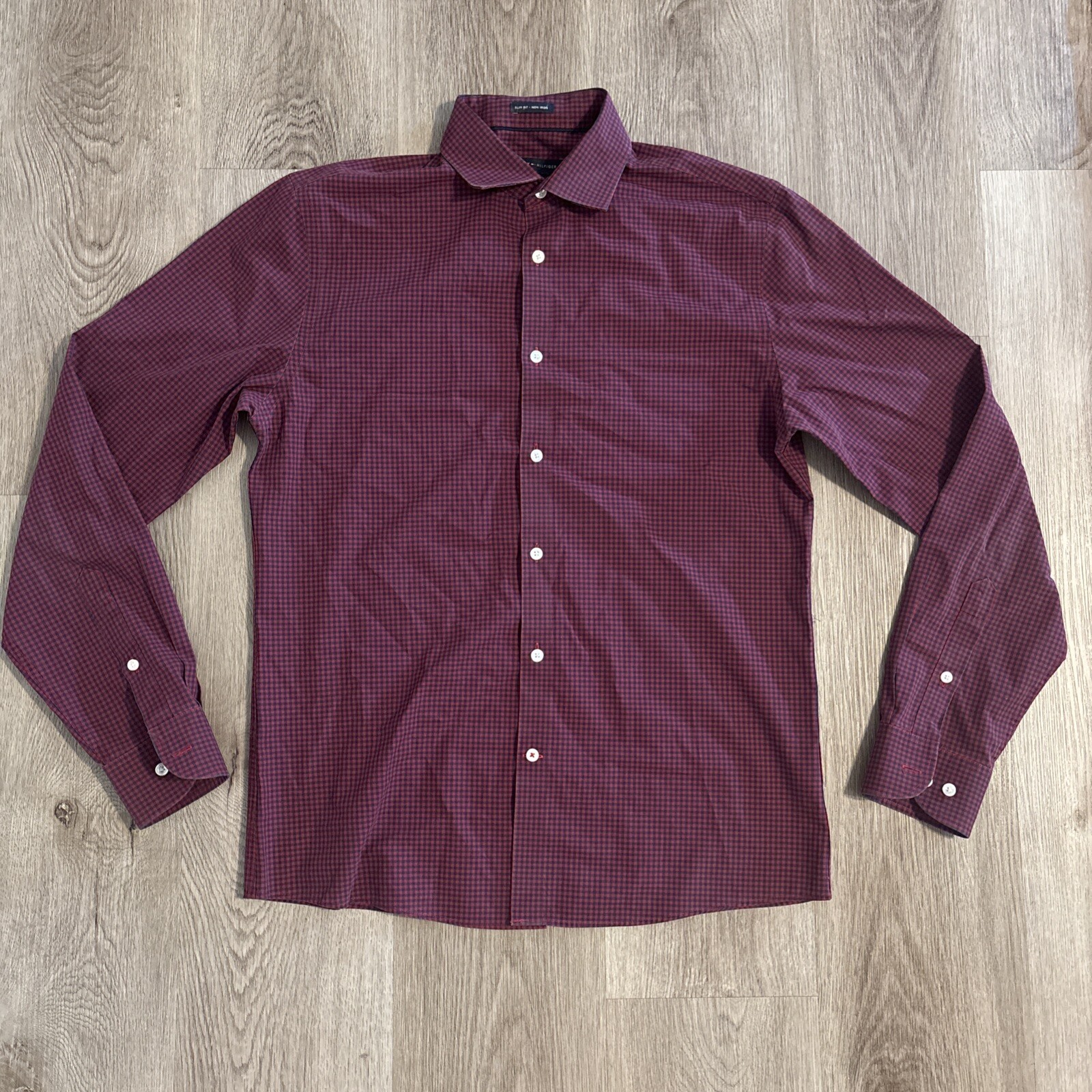 Tommy Hilfiger Slim Fit Non Iron Men’s Shirt Red Plaid Size Large Collared